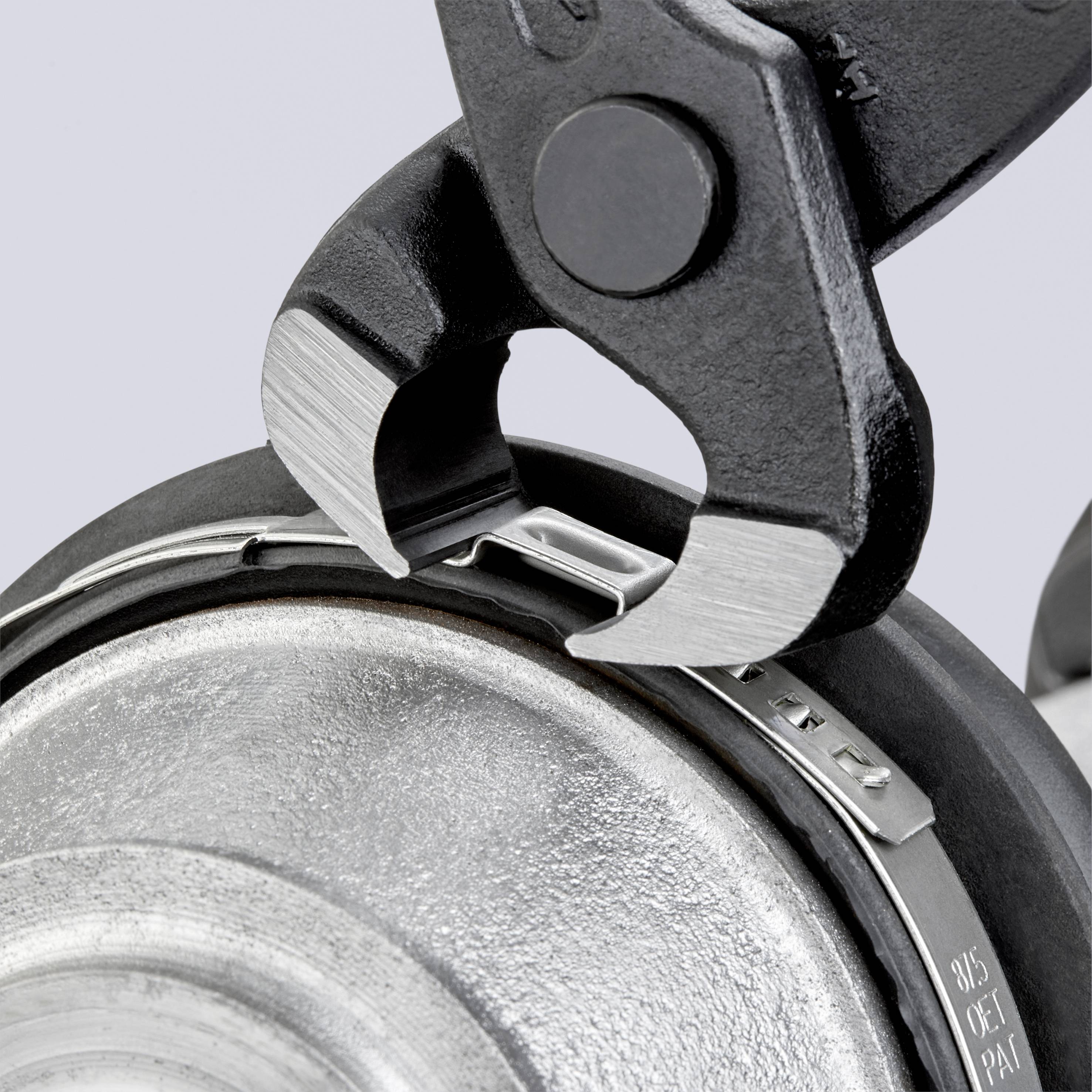 Nahaufnahme eines Schraubenschlüssels, der über eine Metalloberfläche greift. Fokus liegt auf den Texturdetails beider Objekte.