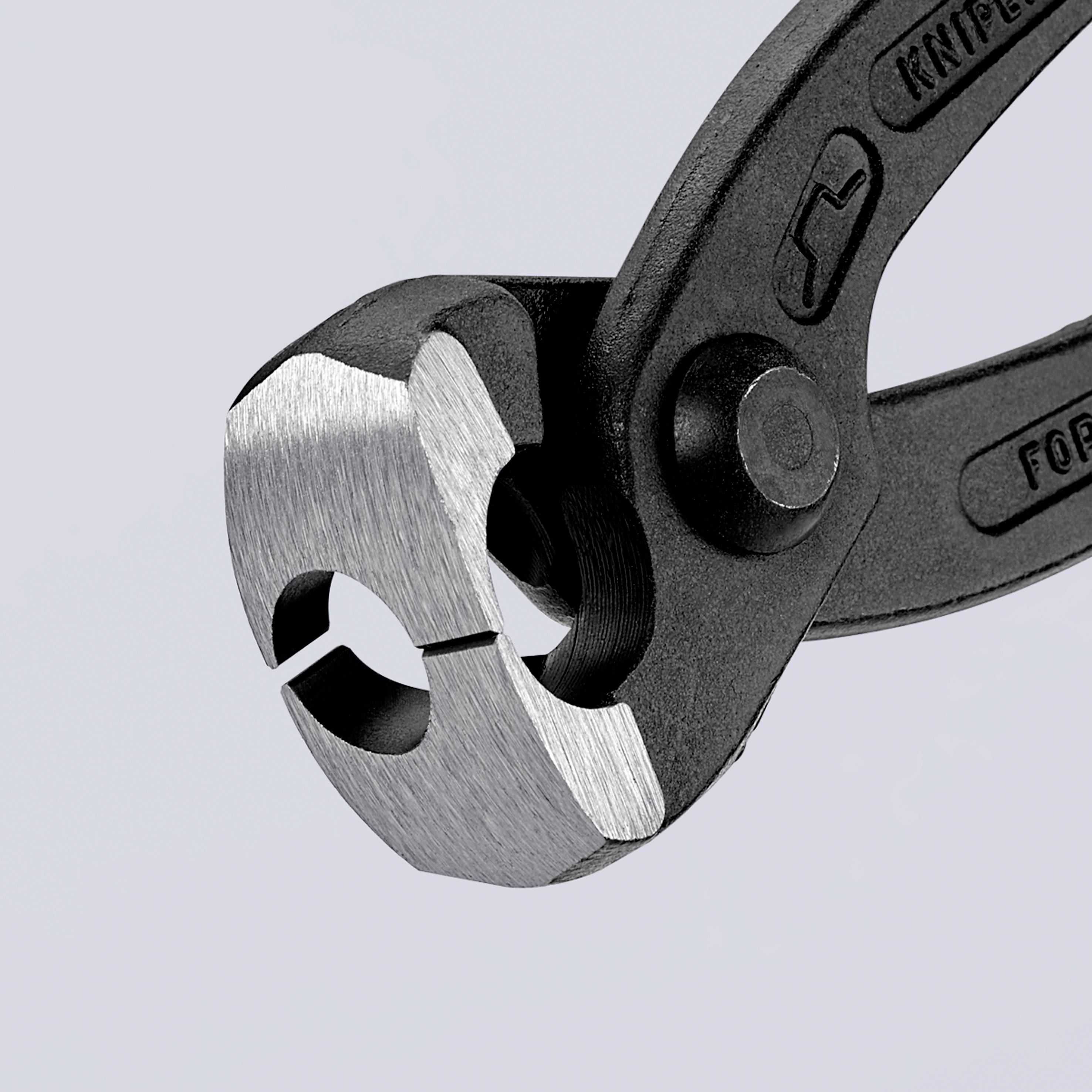 Zange mit scharfer, gebogener Klinge, geeignet zum Schneiden von Drähten oder Nägeln. Sie hat einen ergonomischen Griff für besseren Halt.