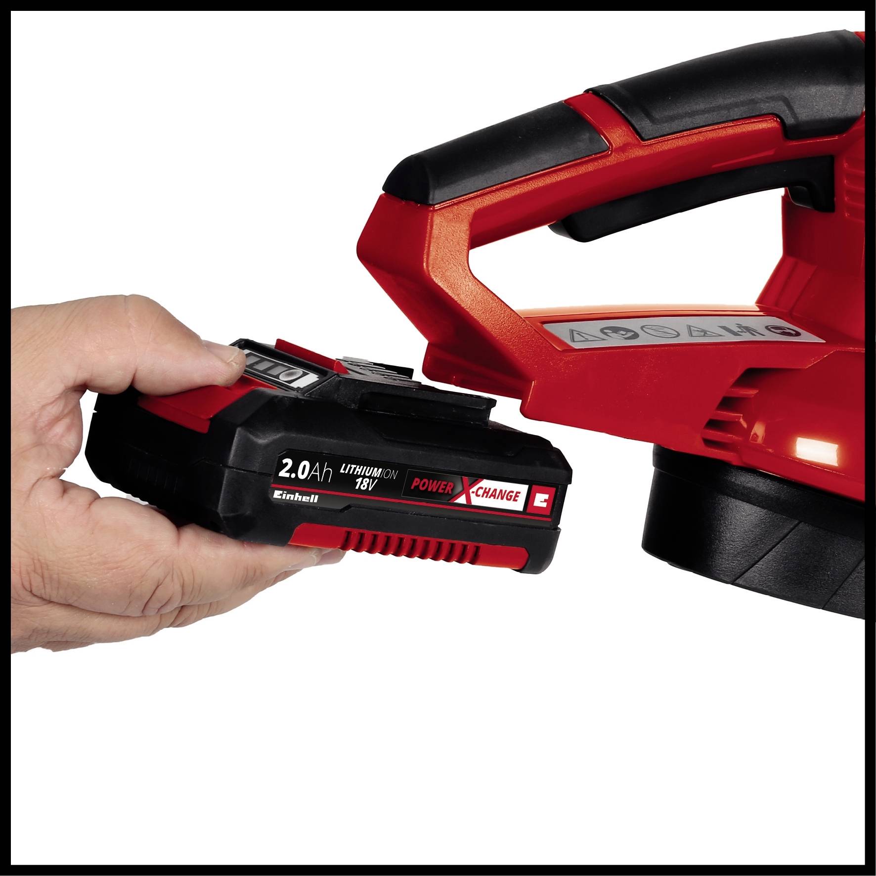 Eine Hand hält einen 18V Lithium-Ionen-Akku vor einem roten Elektrowerkzeug.
