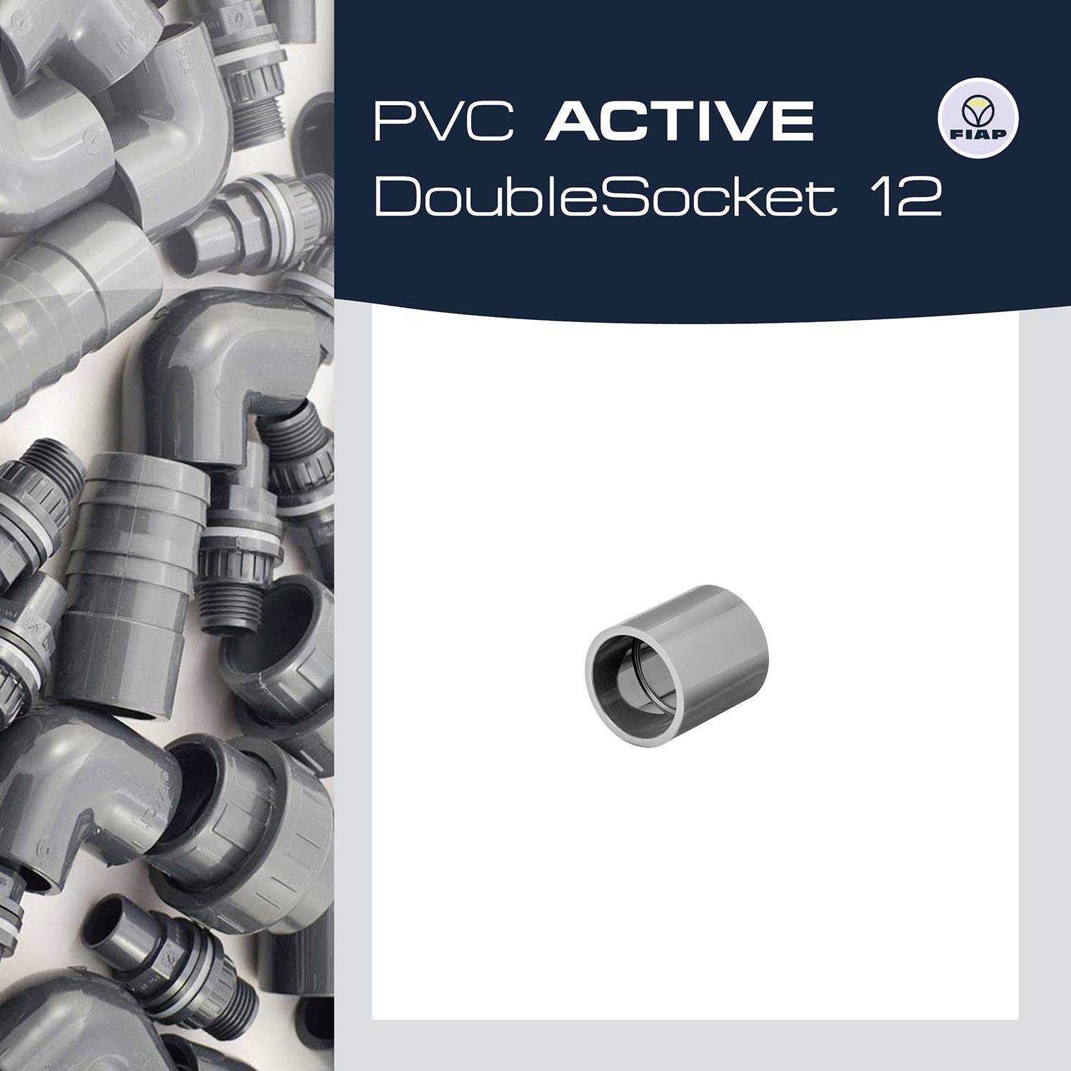 'PVC ACTIVE DoubleSocket 12' – Graues PVC-Doppelsteckstück im Vordergrund, umgeben von verschiedenen PVC-Rohren und Anschlüssen.