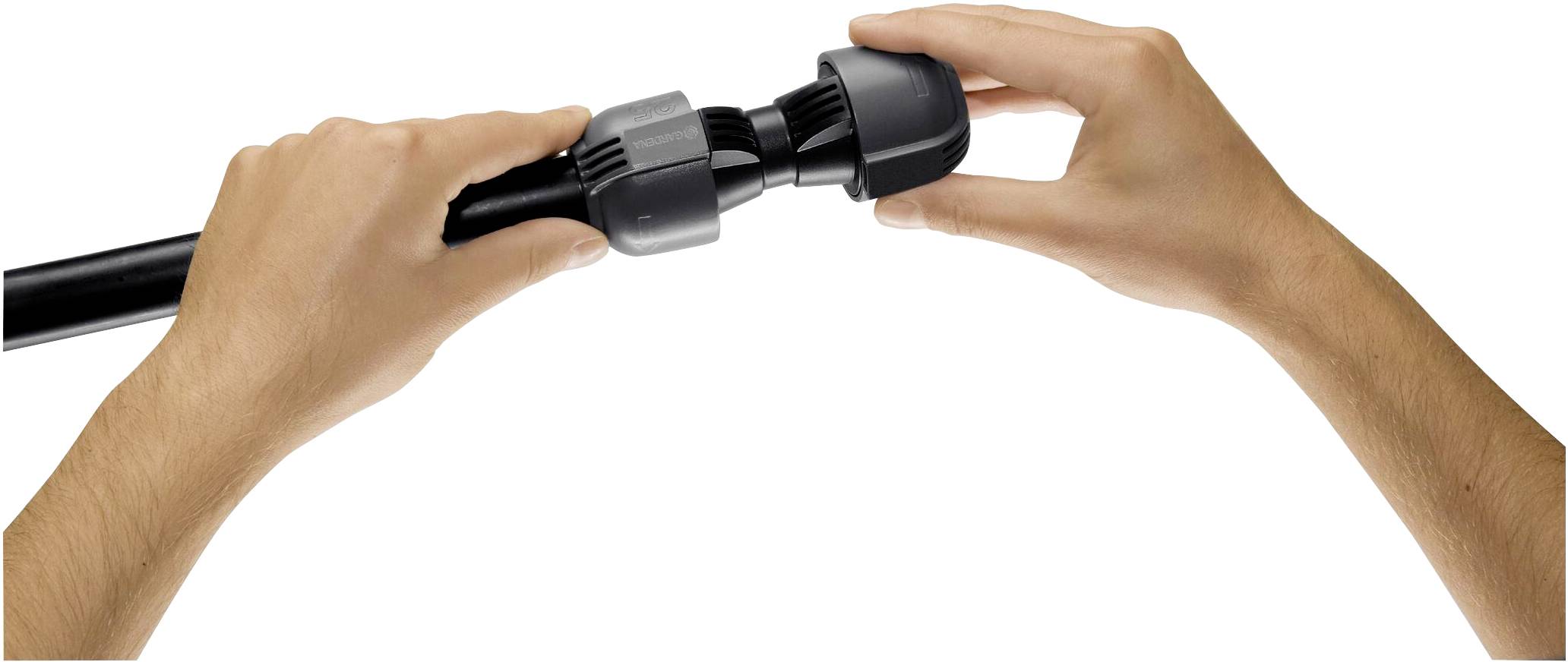 Hände verbinden zwei Stangen mit einem Riegelverschluss.