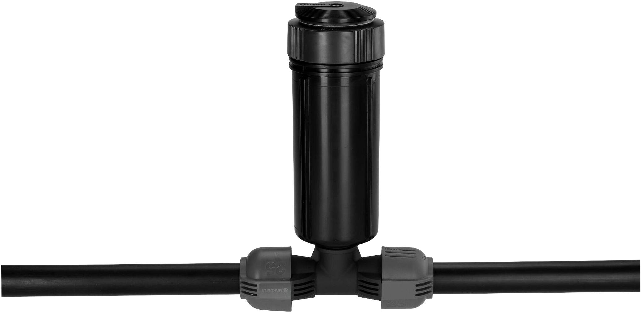 Schwarzer Bewässerungsfilter mit T-Verbinder auf schwarzen Rohren, zum Schutz vor Verunreinigungen im Wassersystem.