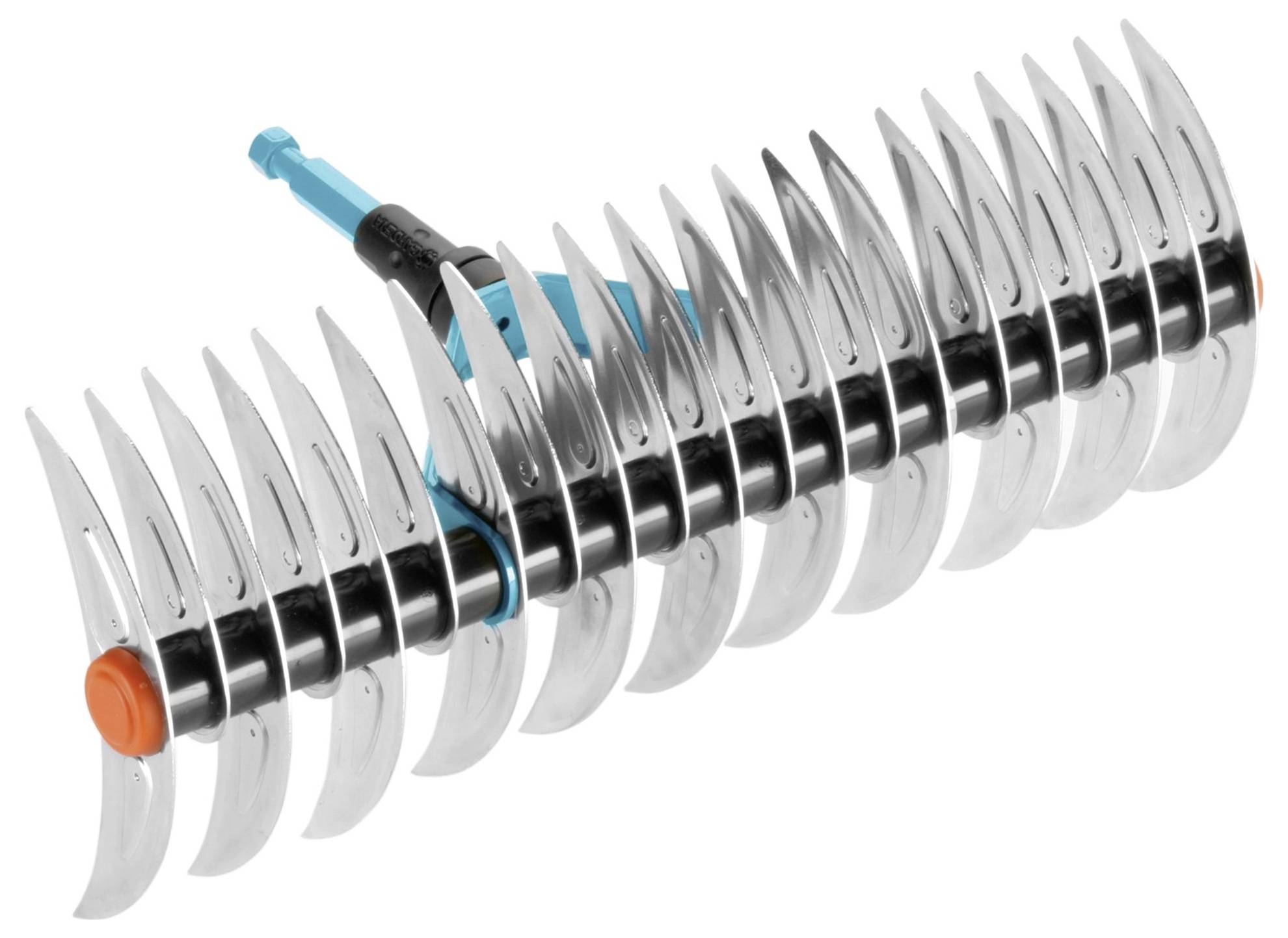 Eine Rasenlüfterrolle mit vielen silbernen Zinken und blauem Befestigungsstück, zum Belüften und Pflegen von Rasenflächen.