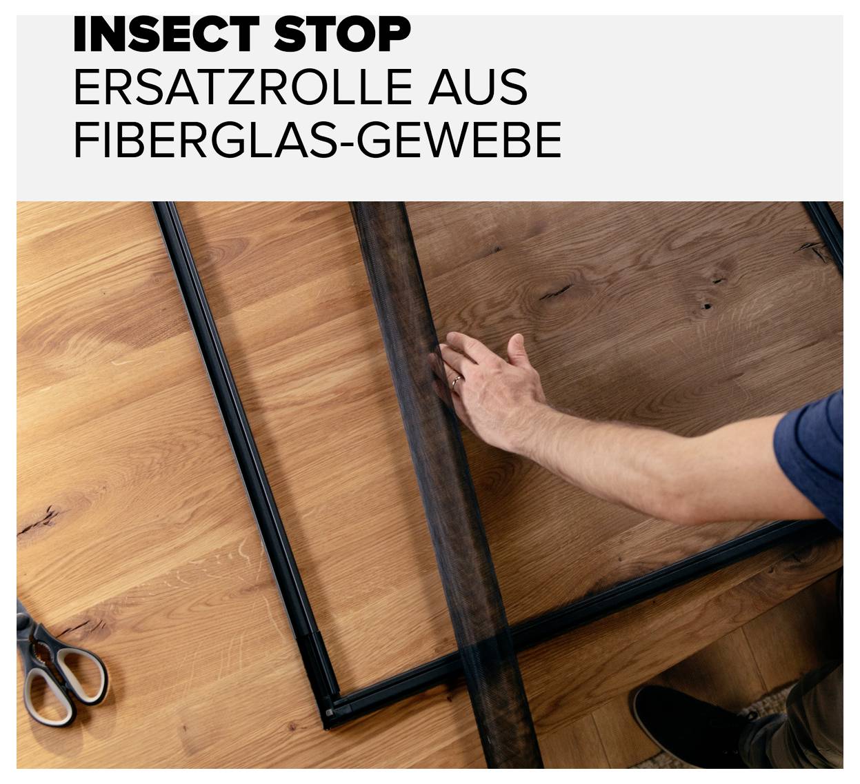 Werbung für 'INSECT STOP' Ersatzrolle aus Fiberglas-Gewebe; eine Person setzt Insektenschutzgewebe in einen Fensterrahmen ein.