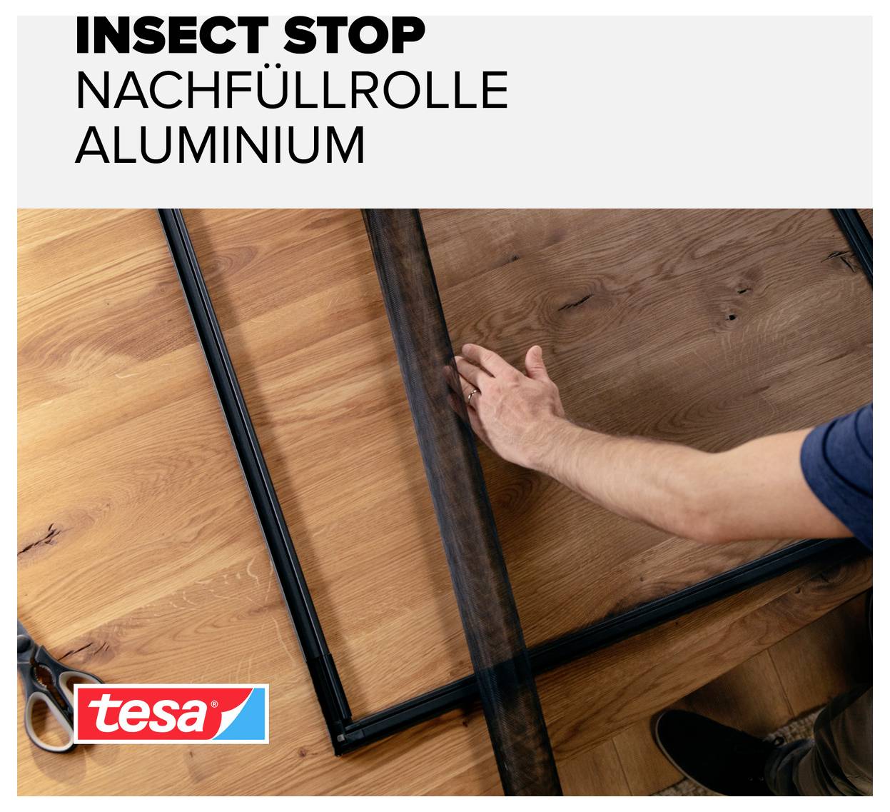 Person spannt Insektenschutzgewebe in einen Aluminiumrahmen; Text: 'INSECT STOP NACHFÜLLROLLE ALUMINIUM', Tesa-Logo.