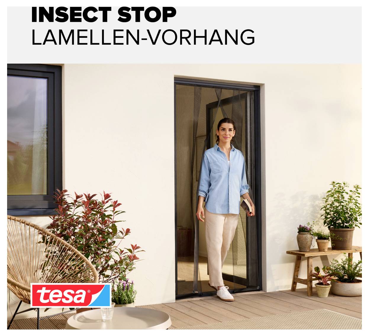 Werbefoto eines Lamellen-Vorhangs für Insektenschutz an einer Terrassentür; Frau steht im Türrahmen, oben steht 'INSECT STOP LAMELLEN-VORHANG', unten links das tesa-Logo.