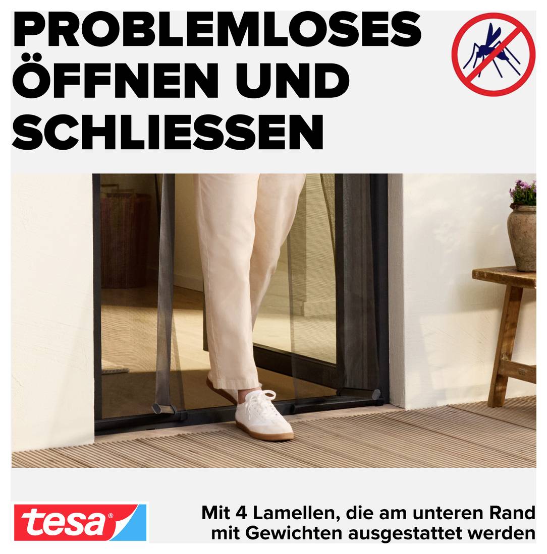 Werbung für Tesa-Plissee: 'Problemloses Öffnen und Schliessen'; Türfliegengitter mit 4 beschwerten Lamellen am Fuß einer Terrassentür.