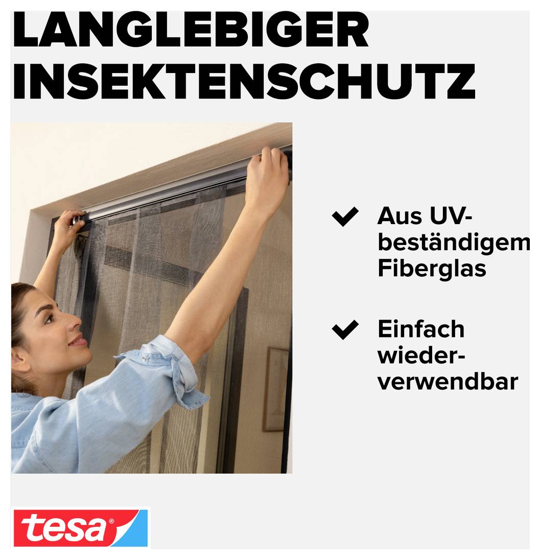 Werbeplakat für langlebigen Insektenschutz: Frau montiert ein Fliegengitter am Fenster; genannt werden UV-beständiges Fiberglas und einfache Wiederverwendbarkeit.