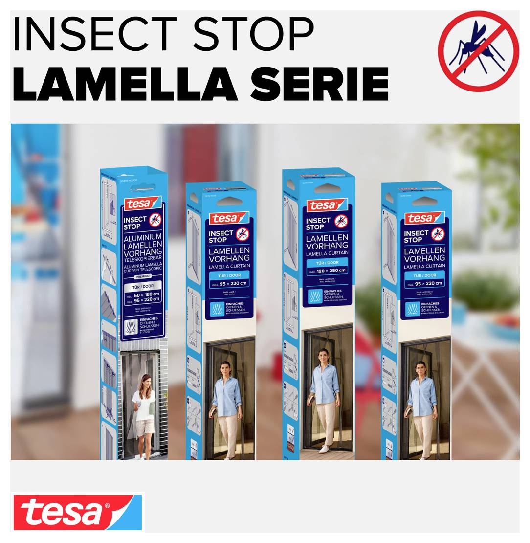 Werbebild für 'INSECT STOP LAMELLA SERIE' von tesa mit vier Verpackungen von Lamellenvorhängen gegen Insekten und rotem Verbotssymbol oben rechts.