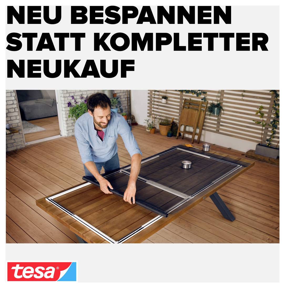 Werbeposter: Mann spannt ein Fliegengitter in einen Rahmen; Text 'NEU BESANNEN STATT KOMPLETTER NEUKAUF' und tesa-Logo.