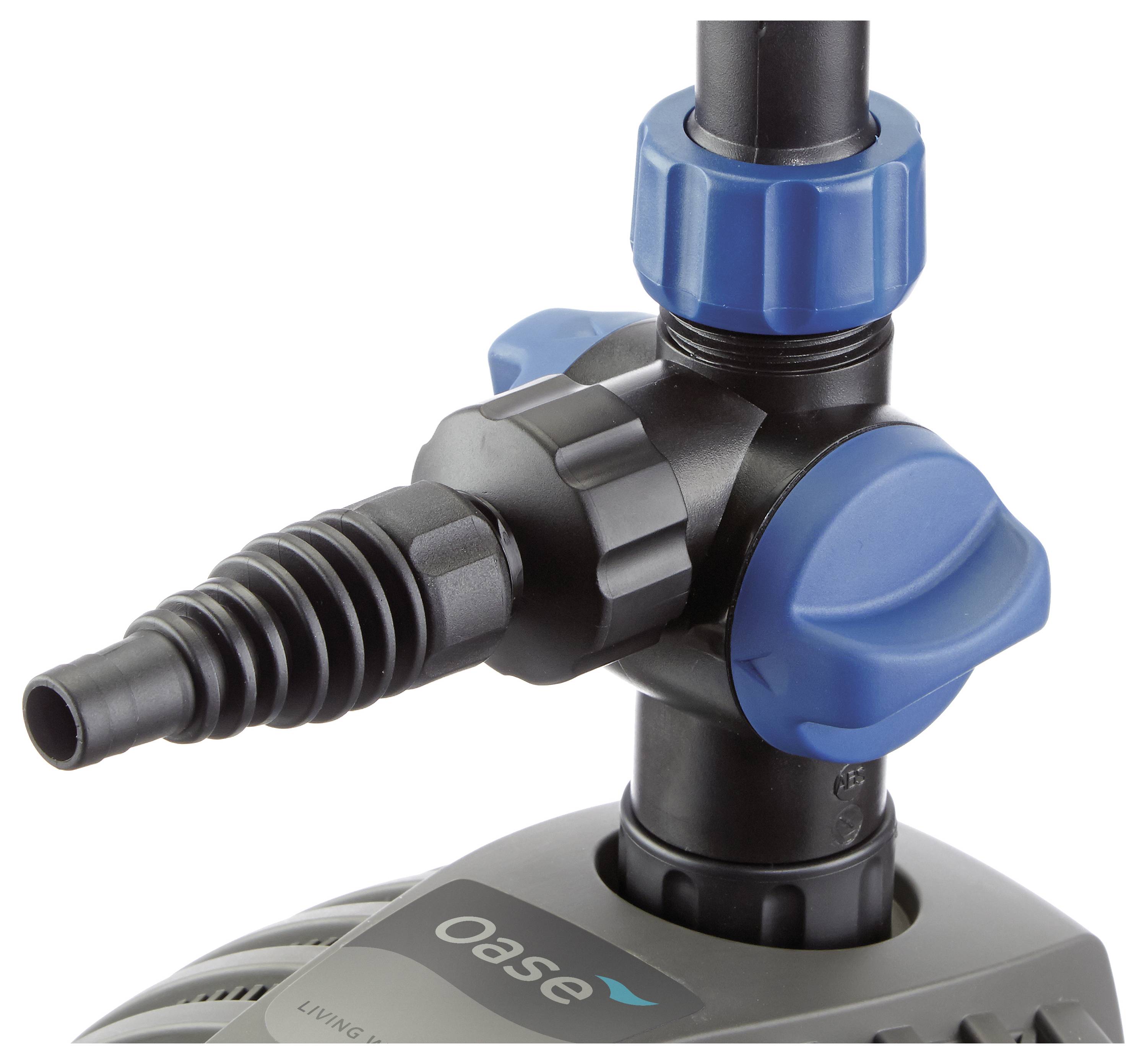 Eine Nahaufnahme eines Geräts mit einem Markenlabel. Es zeigt einen schwarzen und blauen Ventilmechanismus mit einem gerippten Ausguss, wahrscheinlich zur Fluidsteuerung.