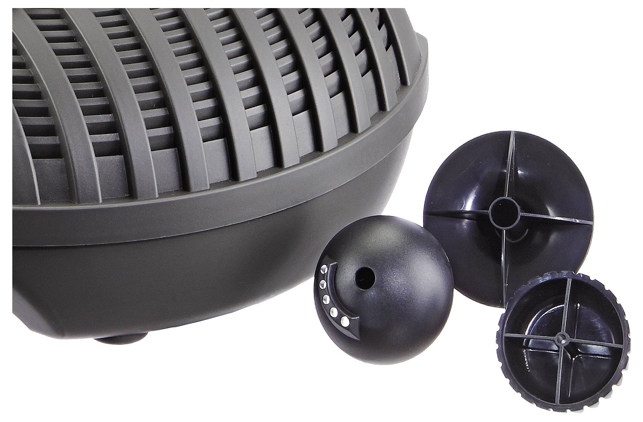 Ein schwarzes, kugelförmiges Objekt mit einem Panel, das Zahlen zeigt, versehen mit einem gitterartig gemusterten Deckel und zwei weiteren kreisförmigen Komponenten.