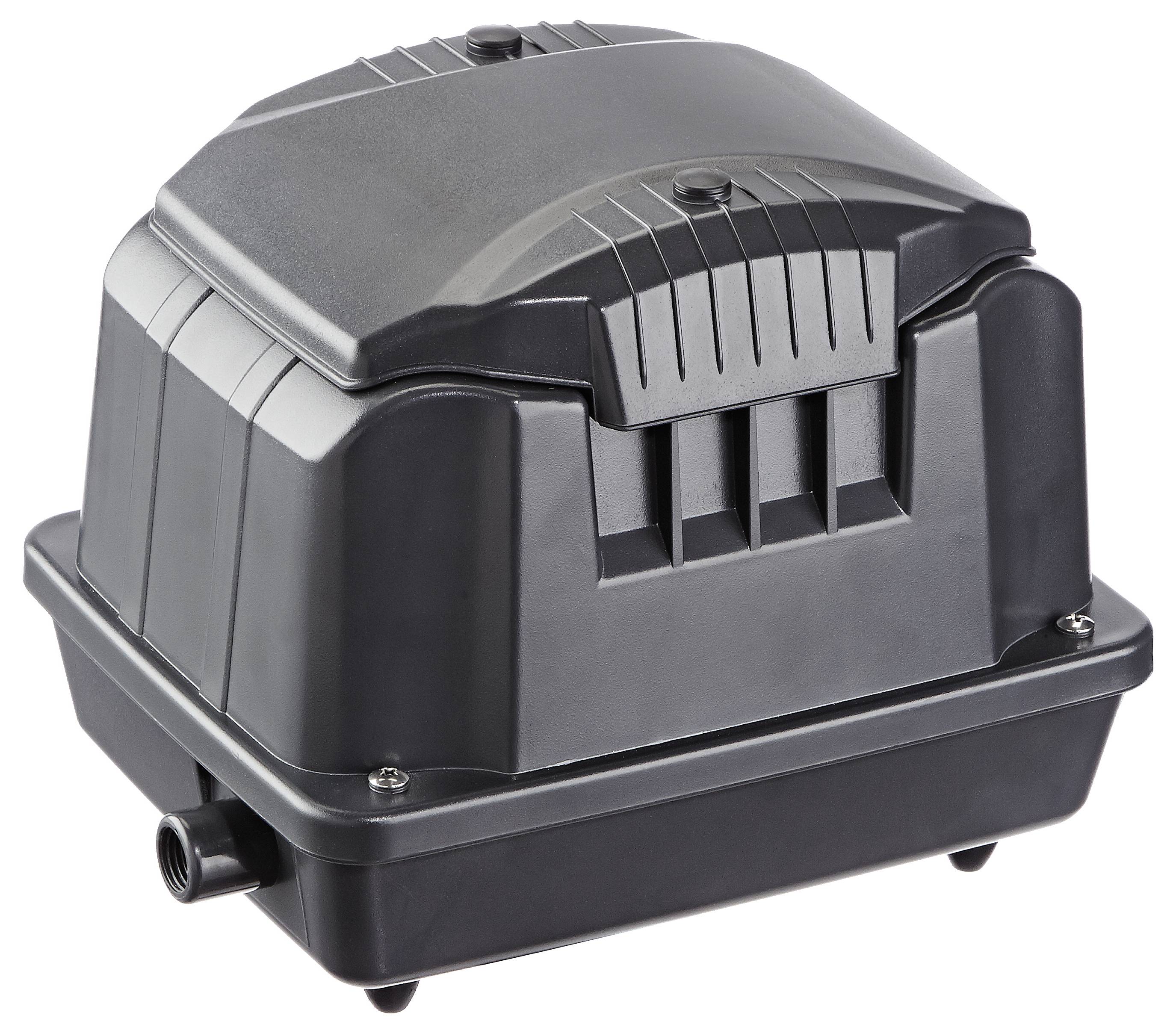 Ein schwarzes, kastenförmiges Gerät mit gerippter Oberfläche und Anschluss an der Basis, das typischerweise als Luftpumpe oder Kompressor in verschiedenen Systemen verwendet wird.