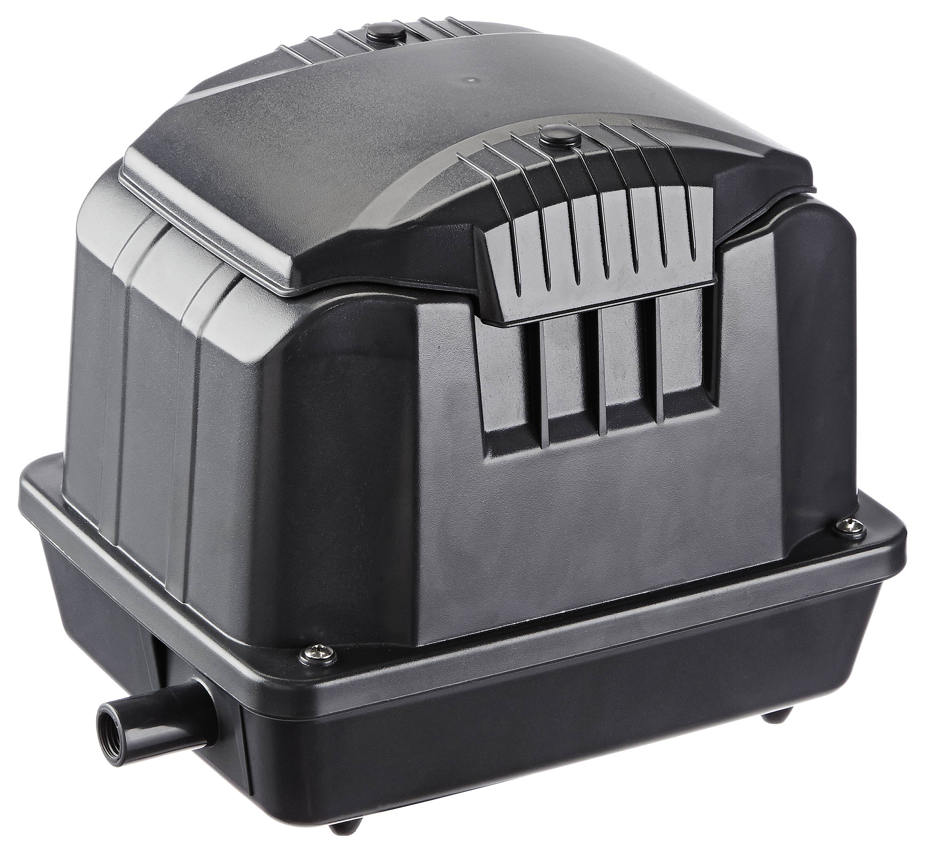 Eine schwarze rechteckige Luftpumpe mit gerippten Seiten und einer einzelnen Auslassdüse, die zur Belüftung von Aquarien oder Teichen verwendet wird.