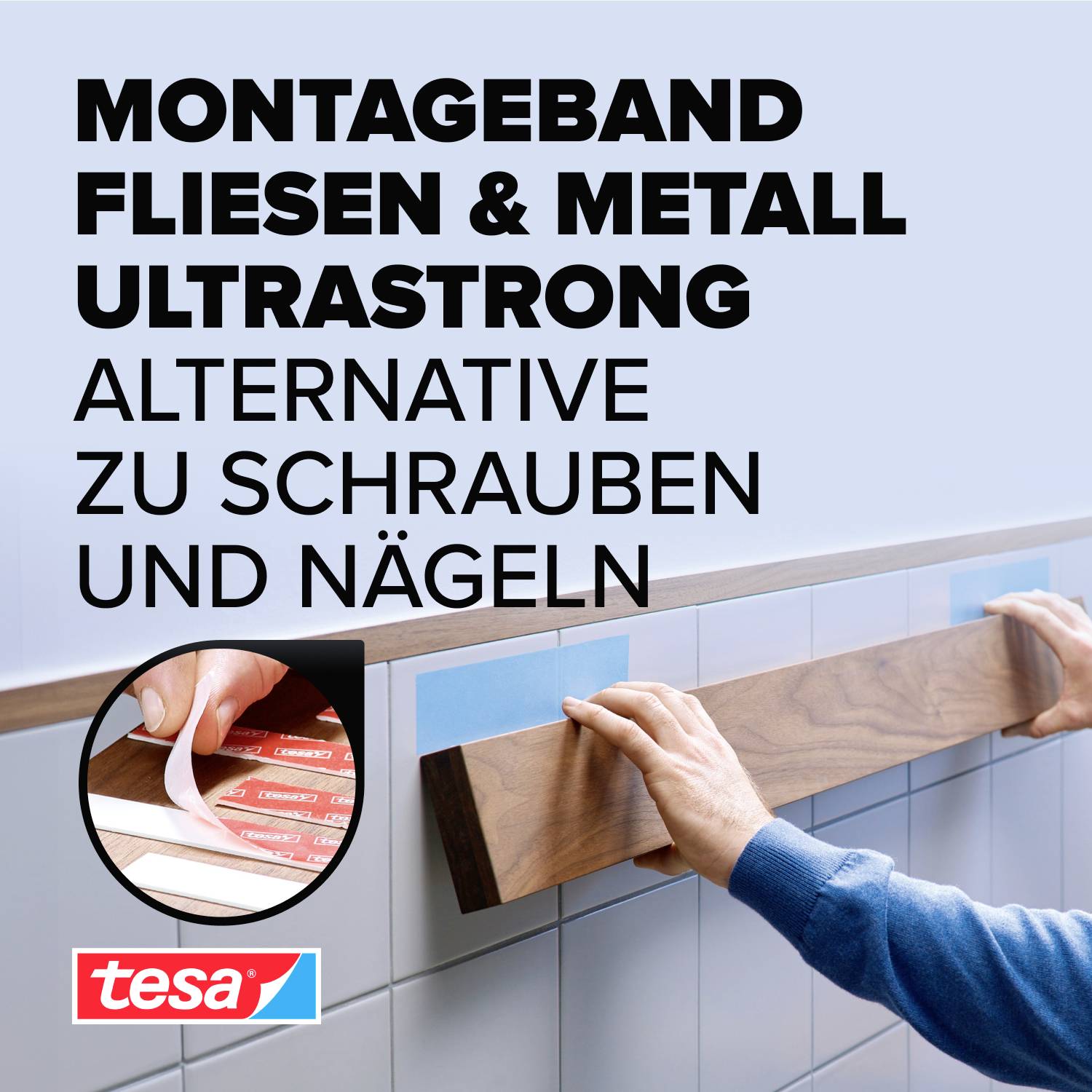 Eine Person befestigt eine Holzleiste mit doppelseitigem Klebeband auf einer Fliesenwand. Text: 'Montageband Fliesen & Metall ultra-strong'.