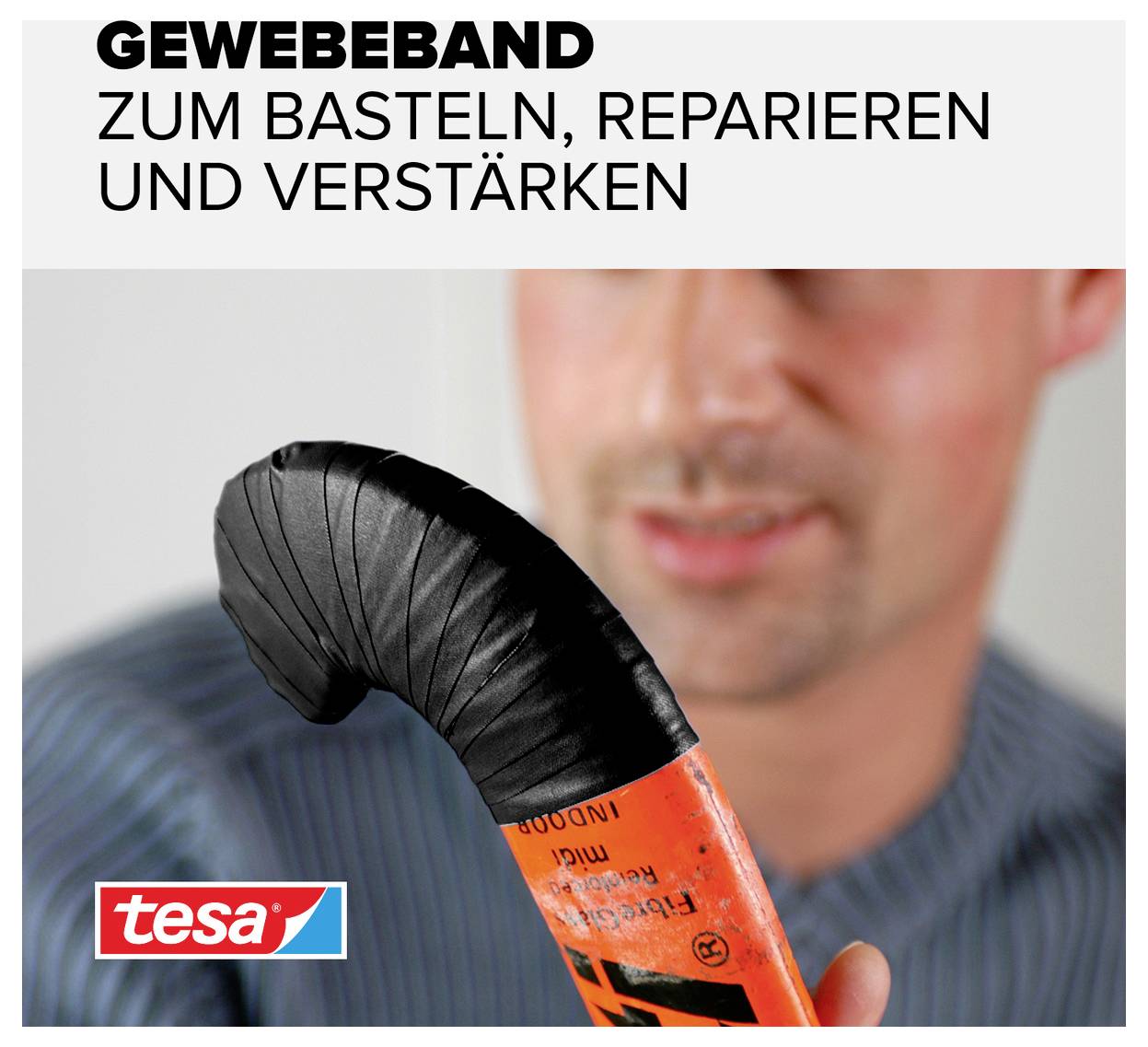 Eine Person hält ein mit schwarzem Gewebeband umwickeltes Objekt. Text oben: 'Gewebeband zum Basteln, Reparieren und Verstärken'.