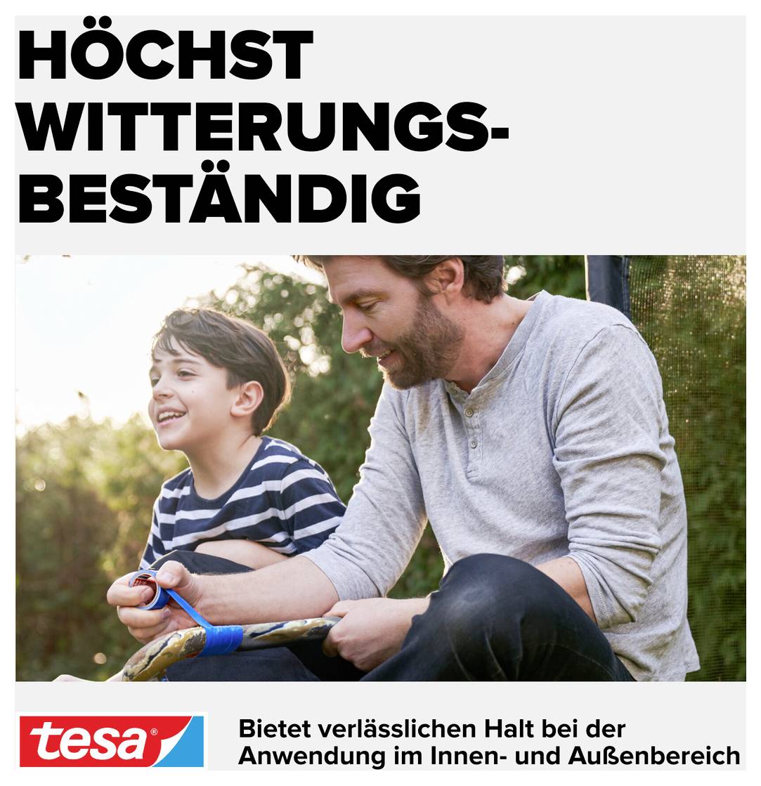 Ein Mann und ein Kind sitzen im Freien. Der Mann zeigt dem Kind ein Klebeband. Text: 'Höchst witterungsbeständig'.