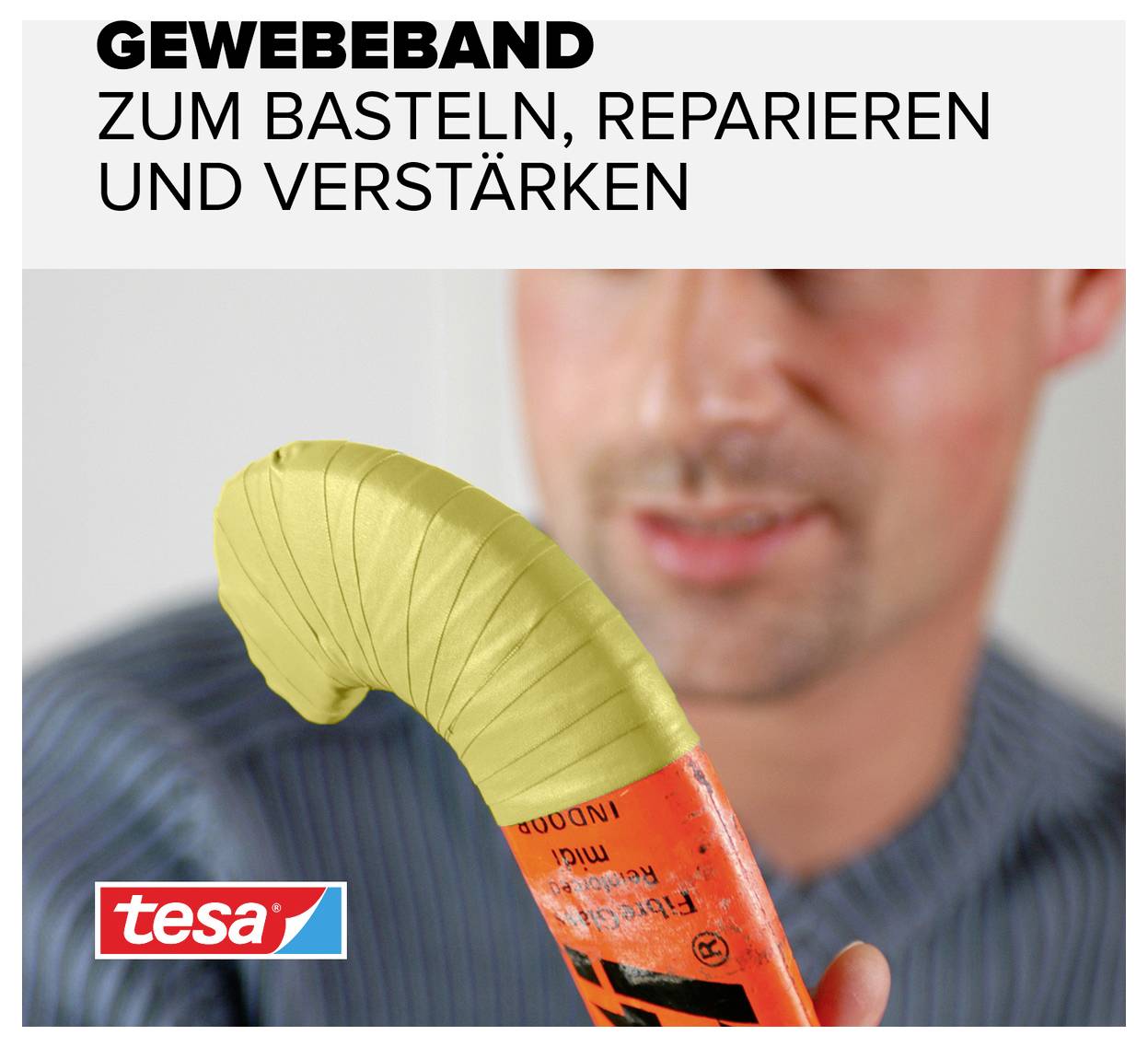 Ein Mann hält ein mit gelbem Gewebeband umwickeltes Objekt. Text im Bild: 'Gewebeband zum Basteln, Reparieren und Verstärken'.