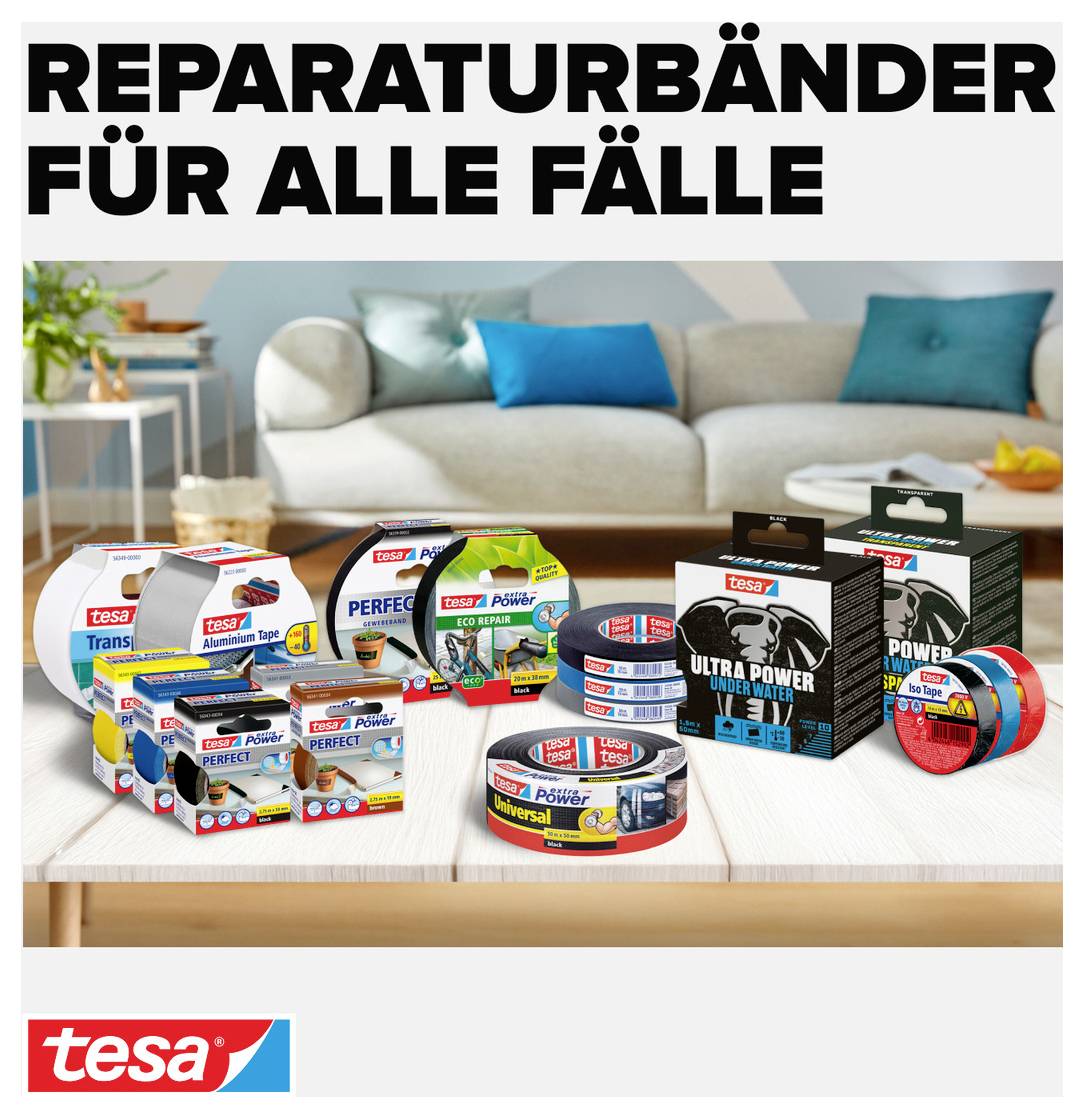 Tisch mit diversen Tesa-Reparaturbändern vor einem Sofa. Text oben: 'Reparaturbänder für alle Fälle'. Markenlogo unten: 'tesa'.