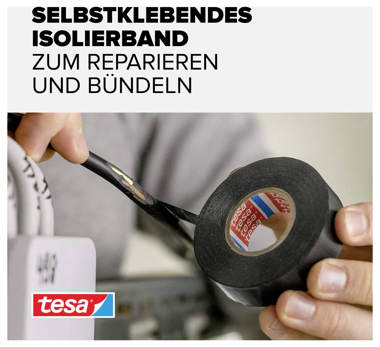 Eine Person hält schwarzes Isolierband der Marke 'tesa', geeignet zum Reparieren und Bündeln. Im Hintergrund sind Elektrogeräte zu sehen.