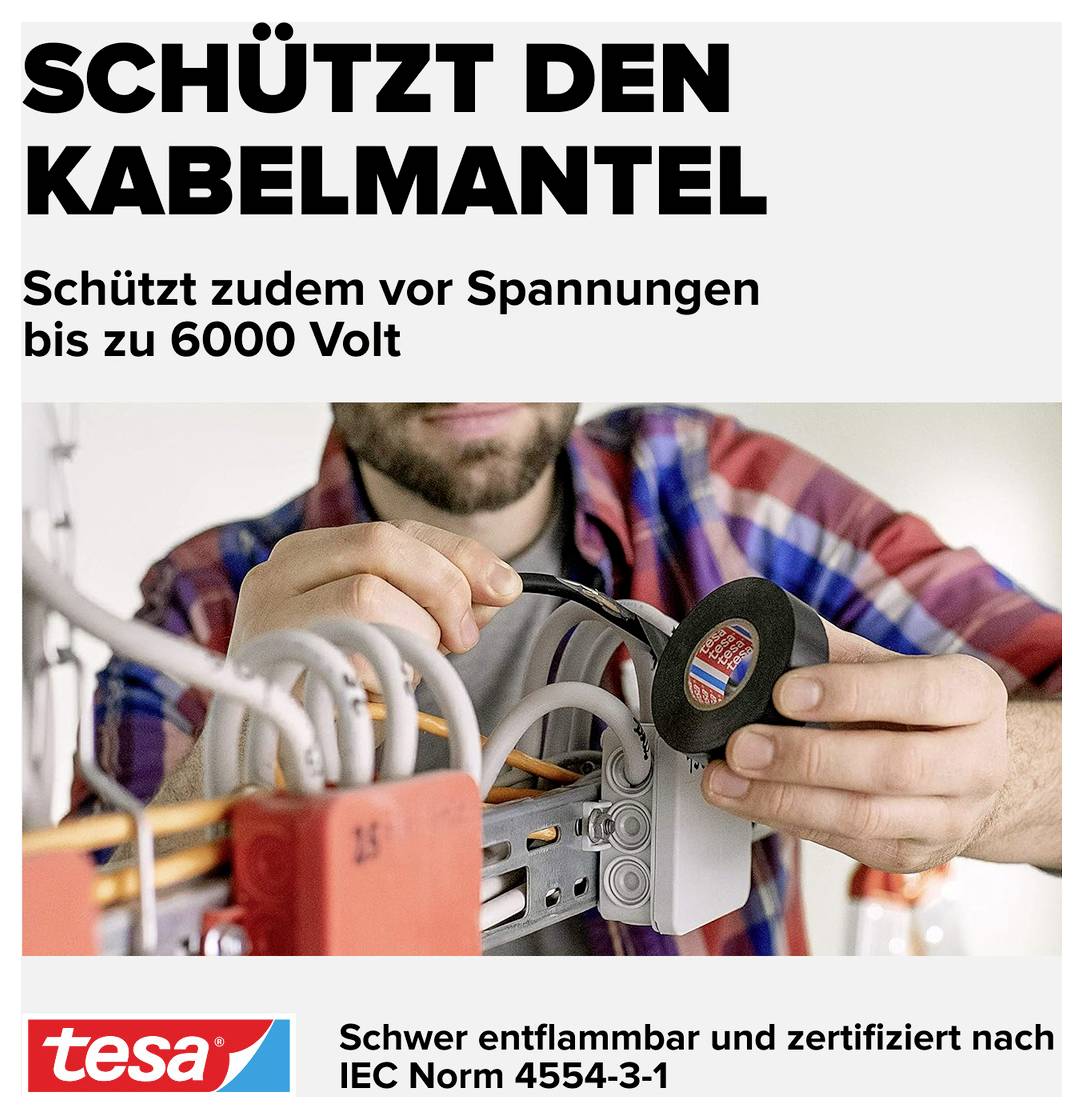'Schützt den Kabelmantel: Schützt zudem vor Spannungen bis zu 6000 Volt. Schwer entflammbar und zertifiziert nach IEC Norm 4554-3-1.' Eine Hand befestigt ein schwarzes Band um Kabel in einer elektrischen Anlage.