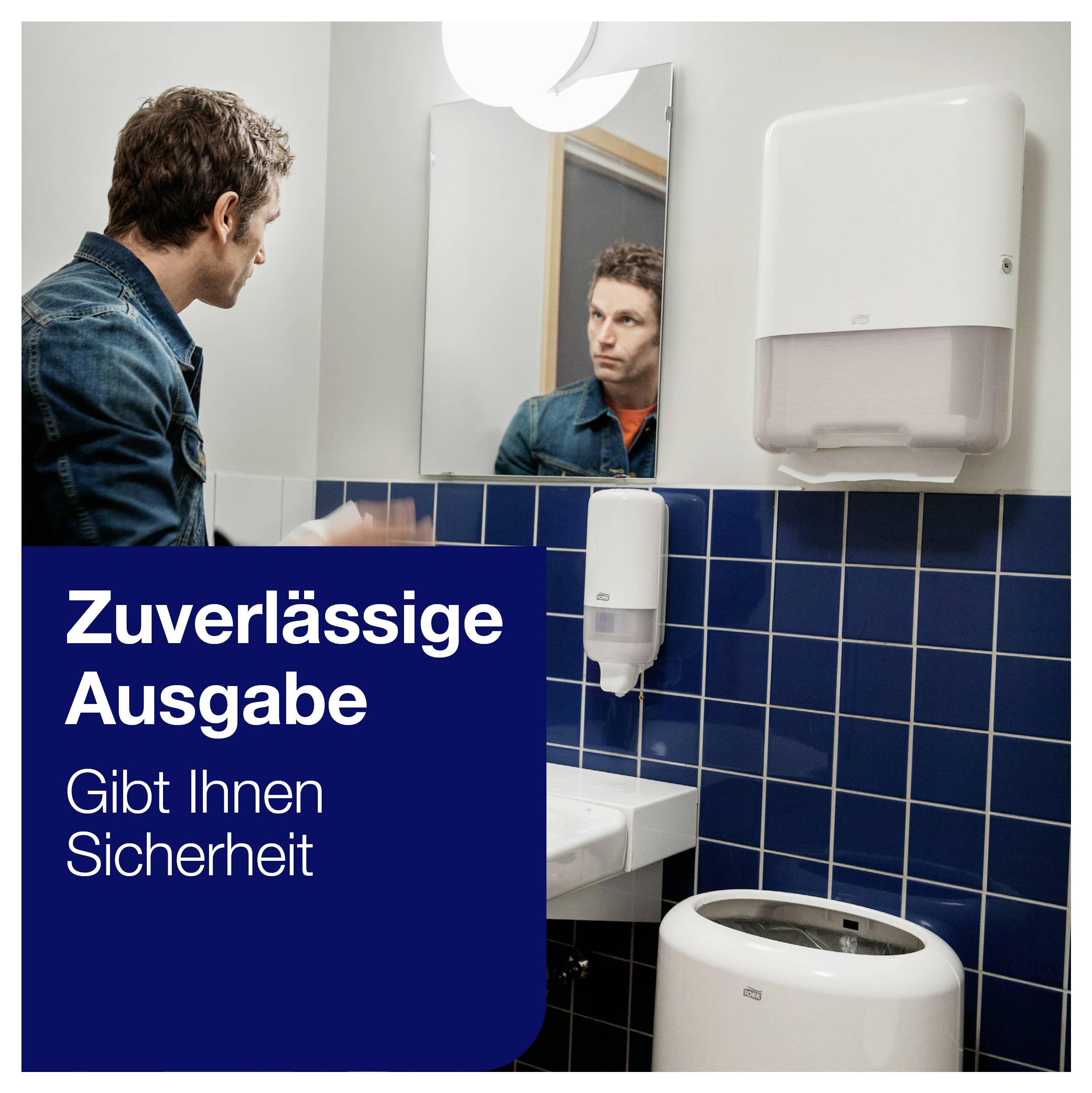 Mann prüft im Bad seinen Spiegel; Werbetext: 'Zuverlässige Ausgabe gibt Ihnen Sicherheit' neben Spendern und Waschtisch.