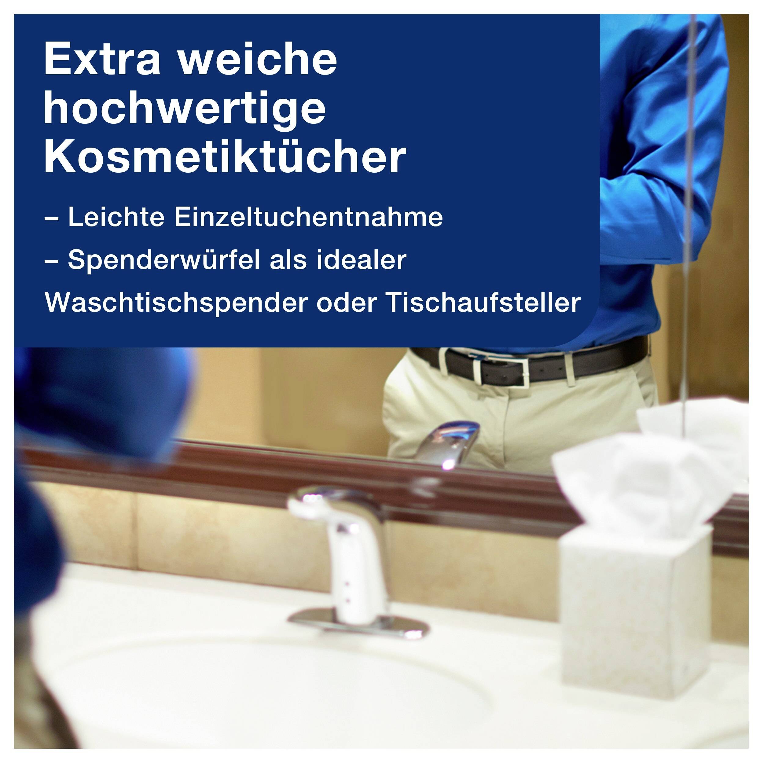 Mann steht im Badezimmer neben einem Kosmetiktuchspender. Text: Extra weiche hochwertige Kosmetiktücher, einfache Entnahme.