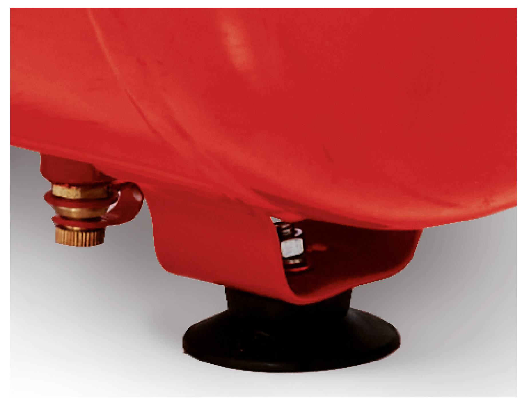 Nahaufnahme eines roten Industriebehälters oder einer Tankbasis mit einer Ventilarmatur und schwarzem Stützfuß auf weißem Hintergrund.