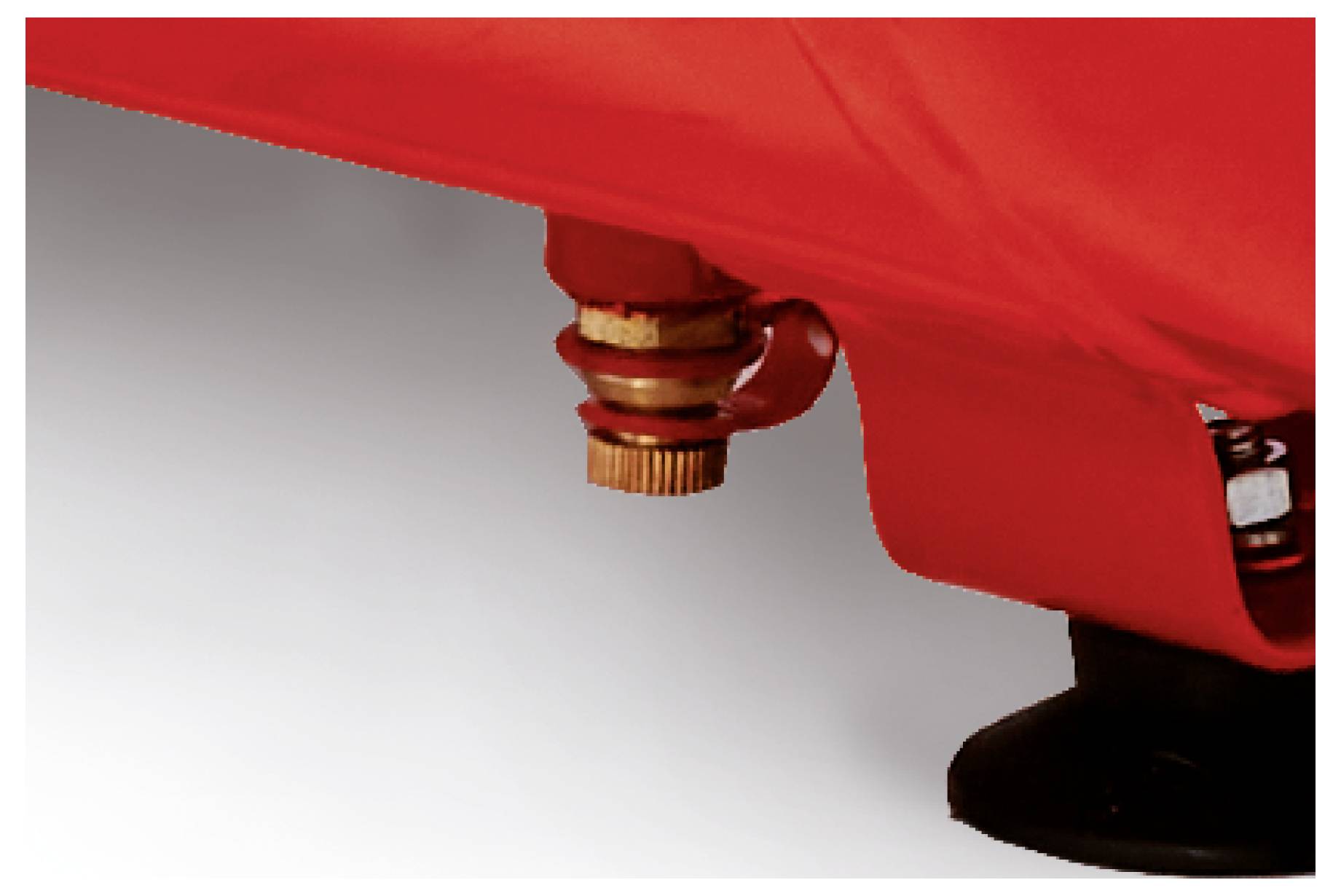 Nahaufnahme der Unterseite einer roten Maschine oder eines roten Fahrzeugs, die eine Metallverbindung und einen schwarzen Stützfuß vor einem einfachen Hintergrund zeigt.