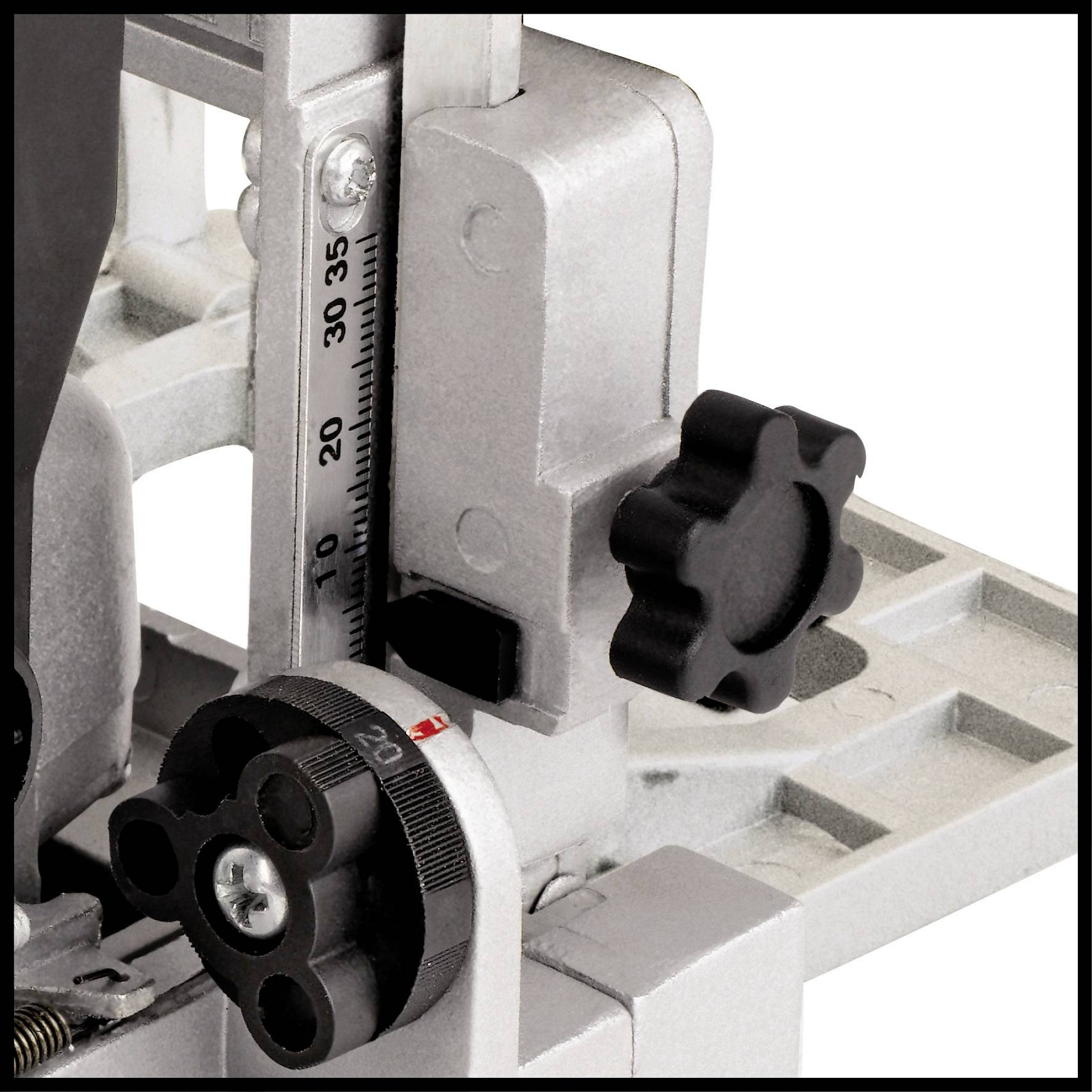 Nahaufnahme eines Maschinenteils mit Skala und Drehknopf. Skala zeigt Maßeinheiten für präzise Einstellungen an.