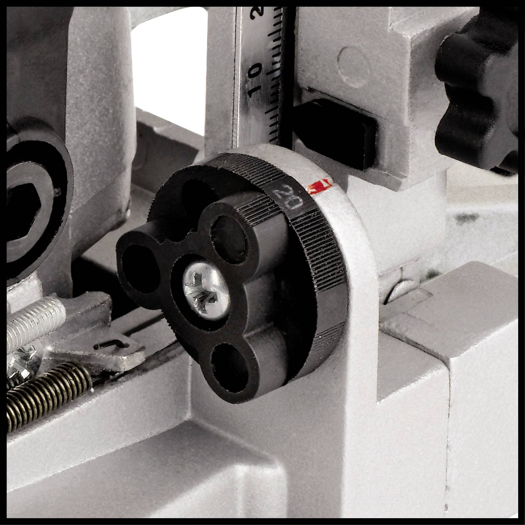 Nahaufnahme einer Maschine mit Skalenanzeige und Drehknopf; zeigt präzise Mechanikteile zur Feineinstellung.