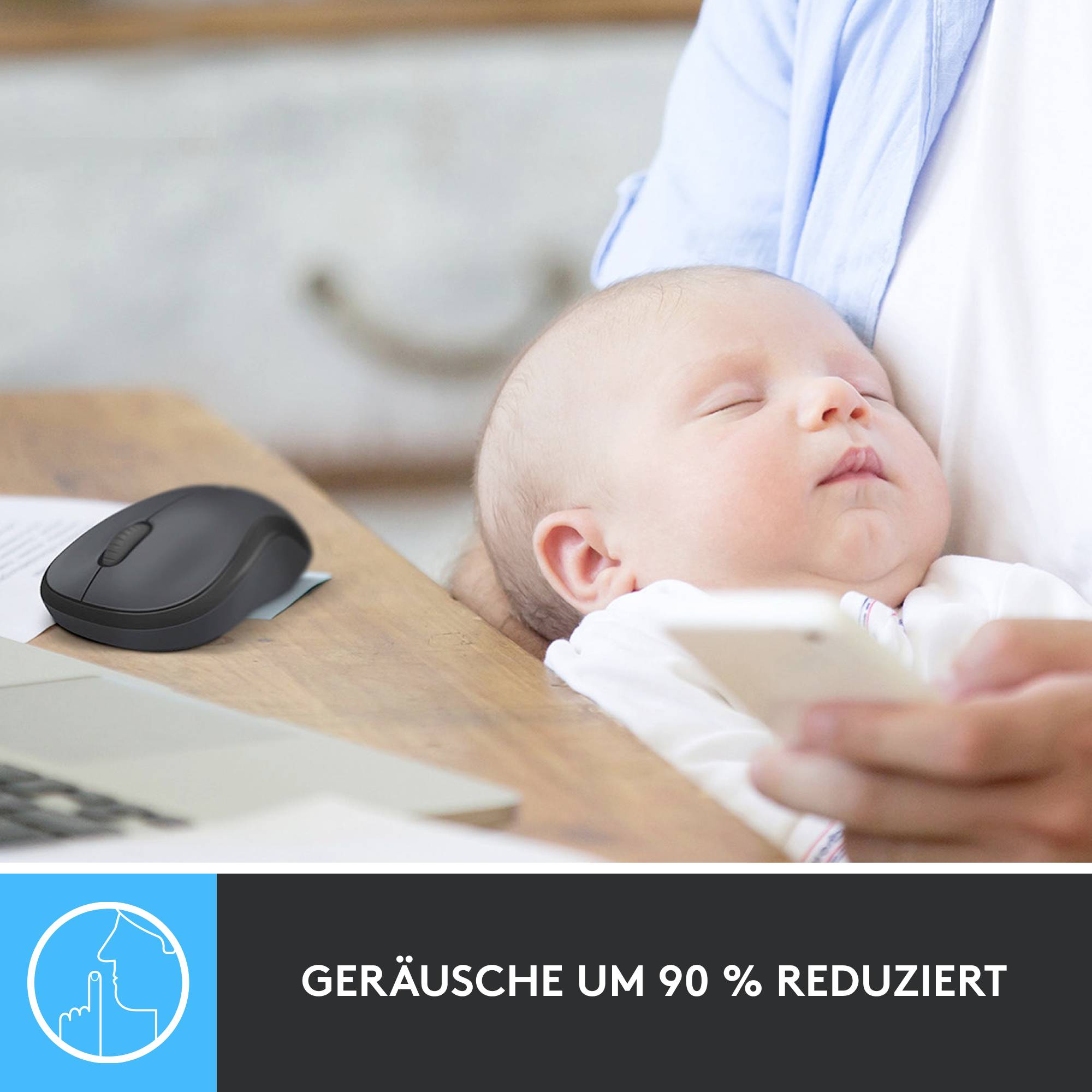 Ein Baby schläft auf einer Person, während eine geräuscharme Maus daneben liegt. Text: 'Geräusche um 90 % reduziert'.