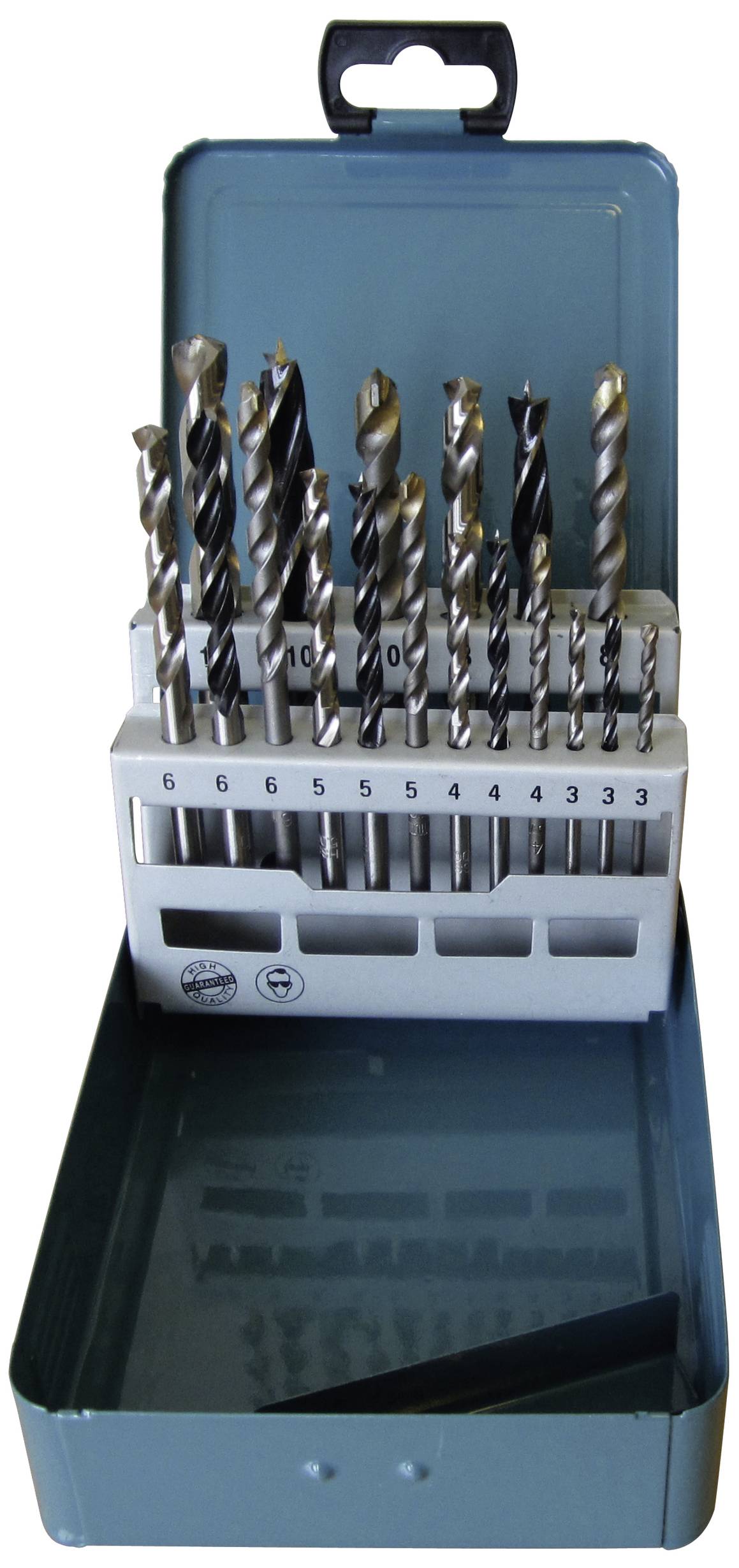 Ein offener Metallkoffer mit einem Set von Bohrern in verschiedenen Größen, von 3 bis 10 mm, angeordnet in Halterungen.