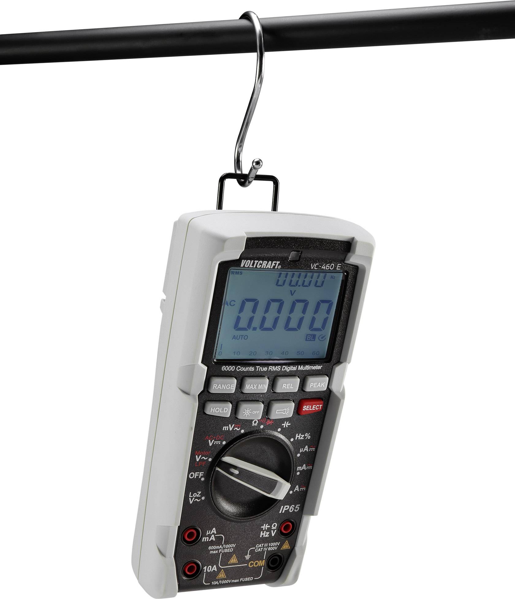 Ein digitales Multimeter hängt an einem Metallhaken. Es zeigt eine Anzeige mit mehreren Messfunktionen und ist für den Gebrauch vorbereitet.