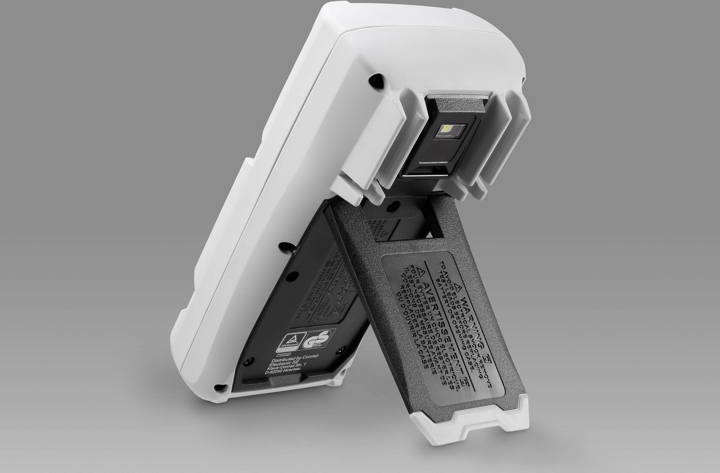 Ein tragbares Lesegerät mit ausklappbarem Ständer und sichtbarem Barcode-Scanner auf der Rückseite, vor grauem Hintergrund.