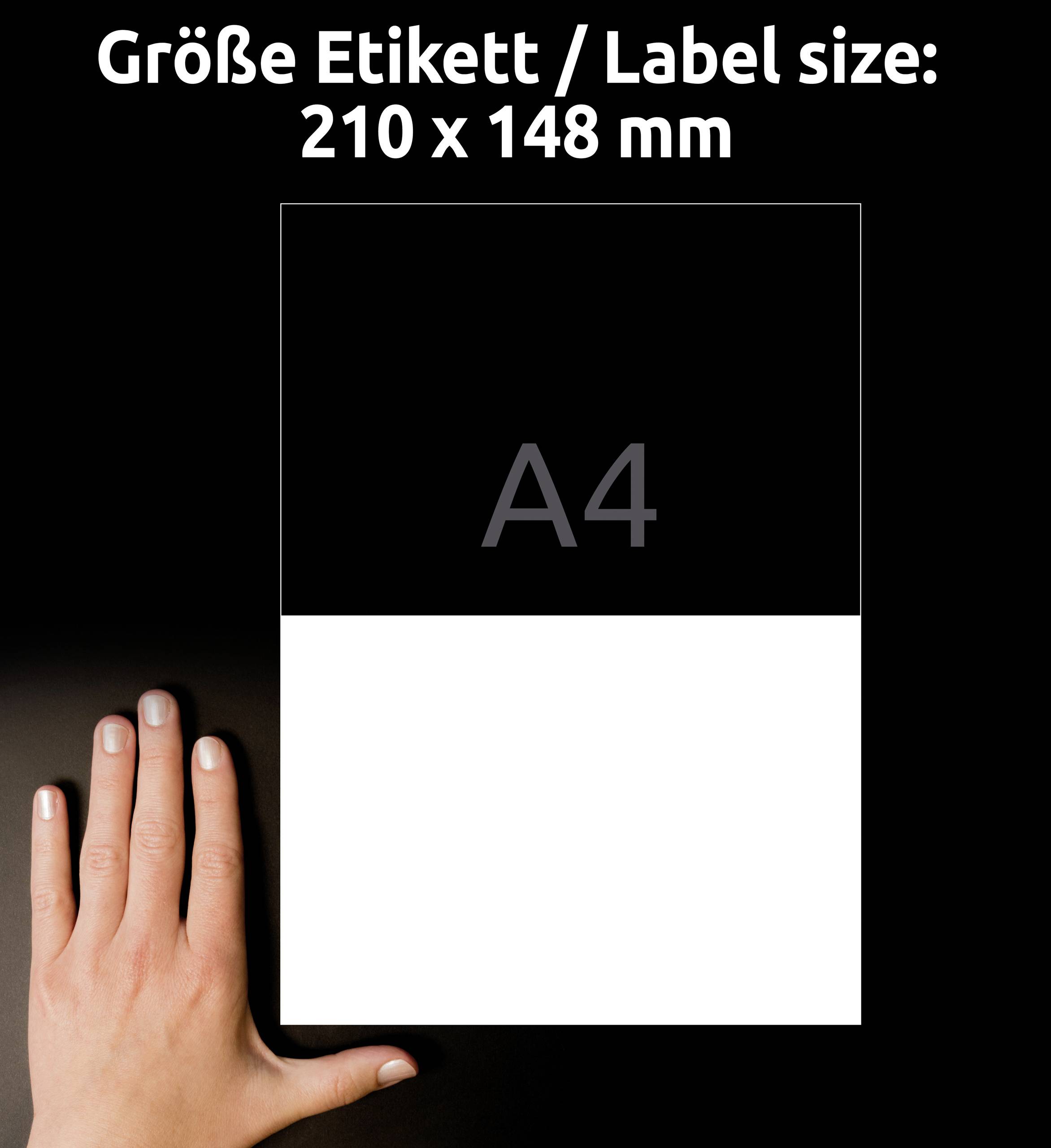 Eine Hand liegt neben einem halb schwarzen, halb weißen A4-Papier mit der Aufschrift 'Größe Etikett / Label size: 210 x 148 mm'.