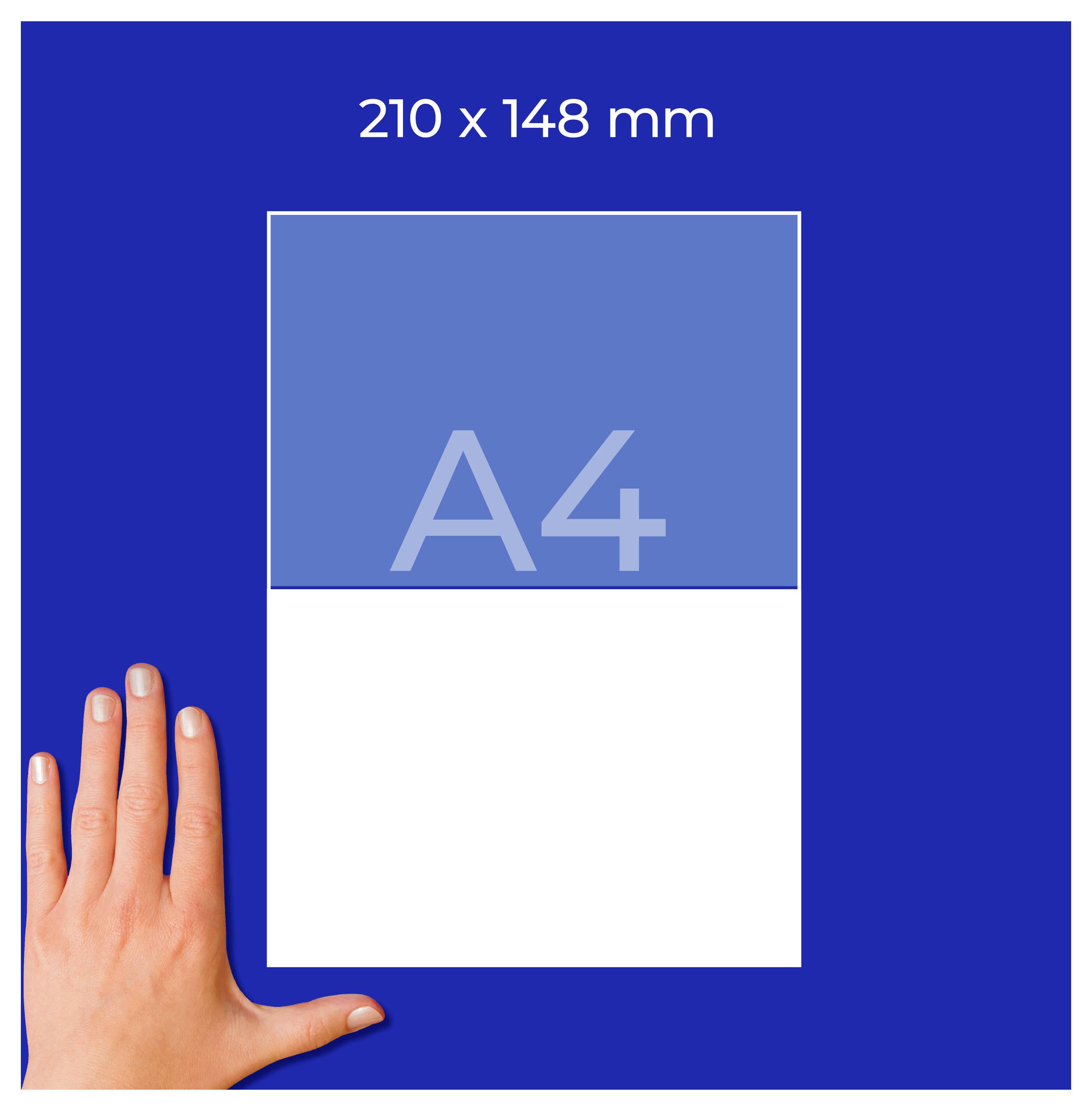 Grafik eines A4-Formats mit Maßangabe '210 x 148 mm'; ein Blatt ist in zwei Hälften geteilt, oben blau mit 'A4', unten weiß, daneben eine Hand als Größenkontext.