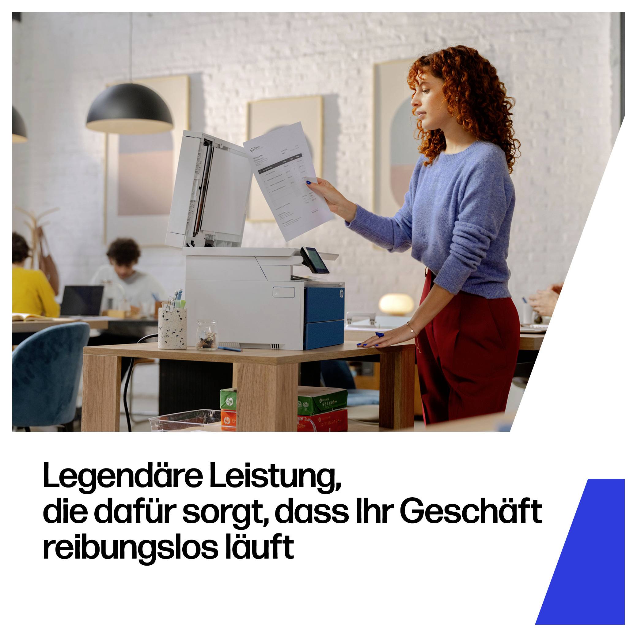 Frau in einem Büro legt ein Blatt in einen Drucker/Kopierer neben dem Text „Legendäre Leistung, die dafür sorgt, dass Ihr Geschäft reibungslos läuft".
