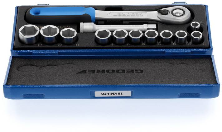 Ratschenschlüssel-Set mit verschiedenen Stecknüssen in einem blauen Etui. Ideal für mechanische Arbeiten und Reparaturen.