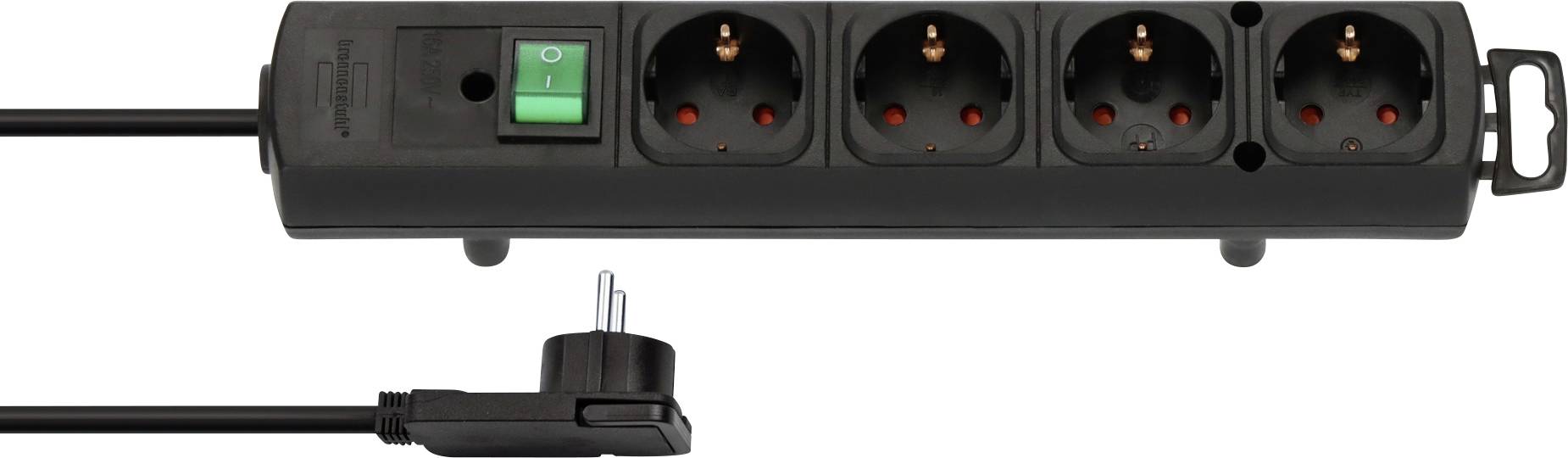 Schwarze Steckerleiste mit vier europäischen Steckdosen, einem grünen Ein-/Ausschalter und einem Stecker, der in das Kabel eingefügt ist, auf weißem Hintergrund.