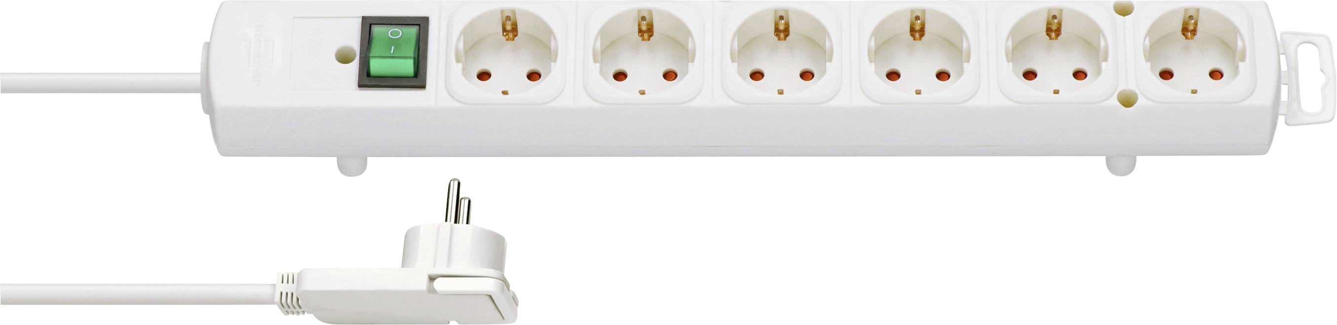 Weiße Steckdosenleiste mit sechs Steckdosen, einem grünen Ein-/Ausschalter und einem eingesteckten zweipoligen Stromkabel, dargestellt auf weißem Hintergrund.