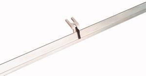 Ein langer, metallischer Schienenverbinder mit einem U-förmigen Halter in der Mitte zur Verbindung und Unterstützung von zwei Schienenabschnitten.