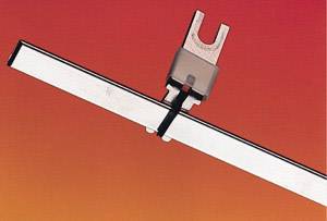 Ein rechteckiger Metallrahmen wird von einem Gabelstapler-gabelähnlichen Halter gehalten. Hintergrund in kräftigem Orange.