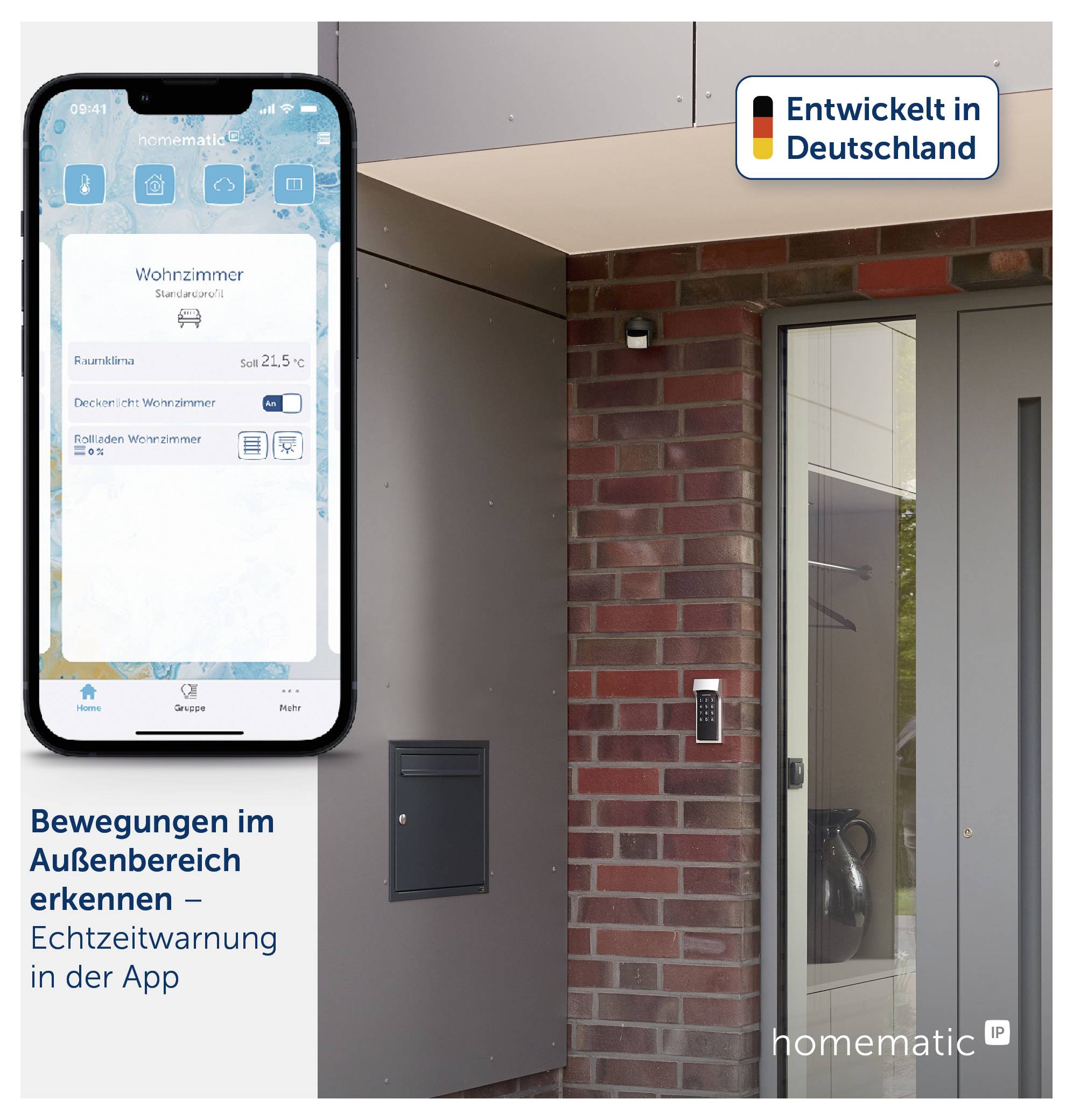 Werbung für eine Smart-Home-App: Smartphone zeigt Wohnzimmereinstellungen, daneben Haus-Eingang mit Bewegungsmelder; Text: 'Bewegungen im Außenbereich erkennen – Echtzeitwarnung in der App'.