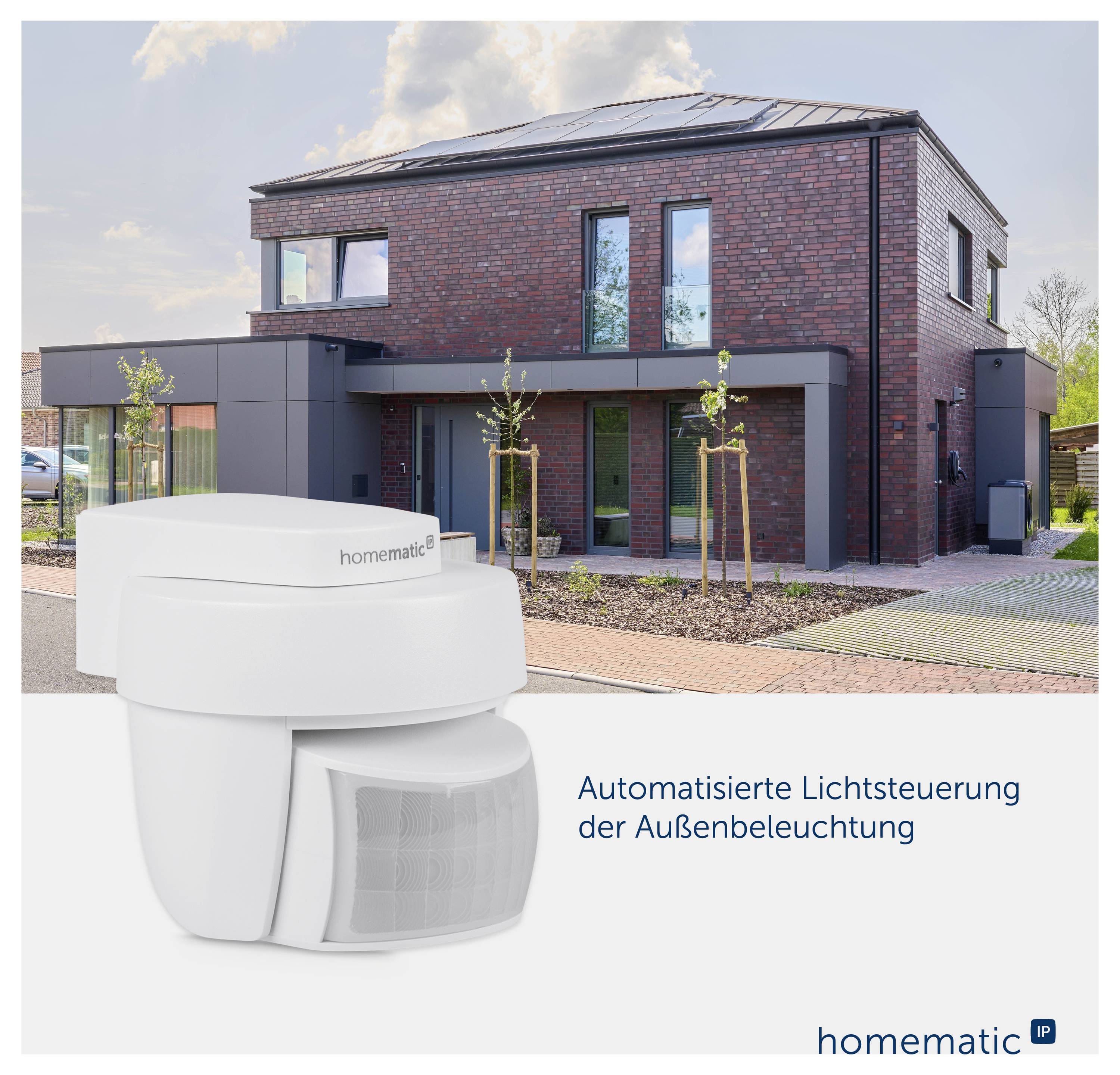 Werbeabbildung: Smart-Home-Bewegungsmelder 'homematic IP' vor modernem Haus, Text 'Automatisierte Lichtsteuerung der Außenbeleuchtung'.