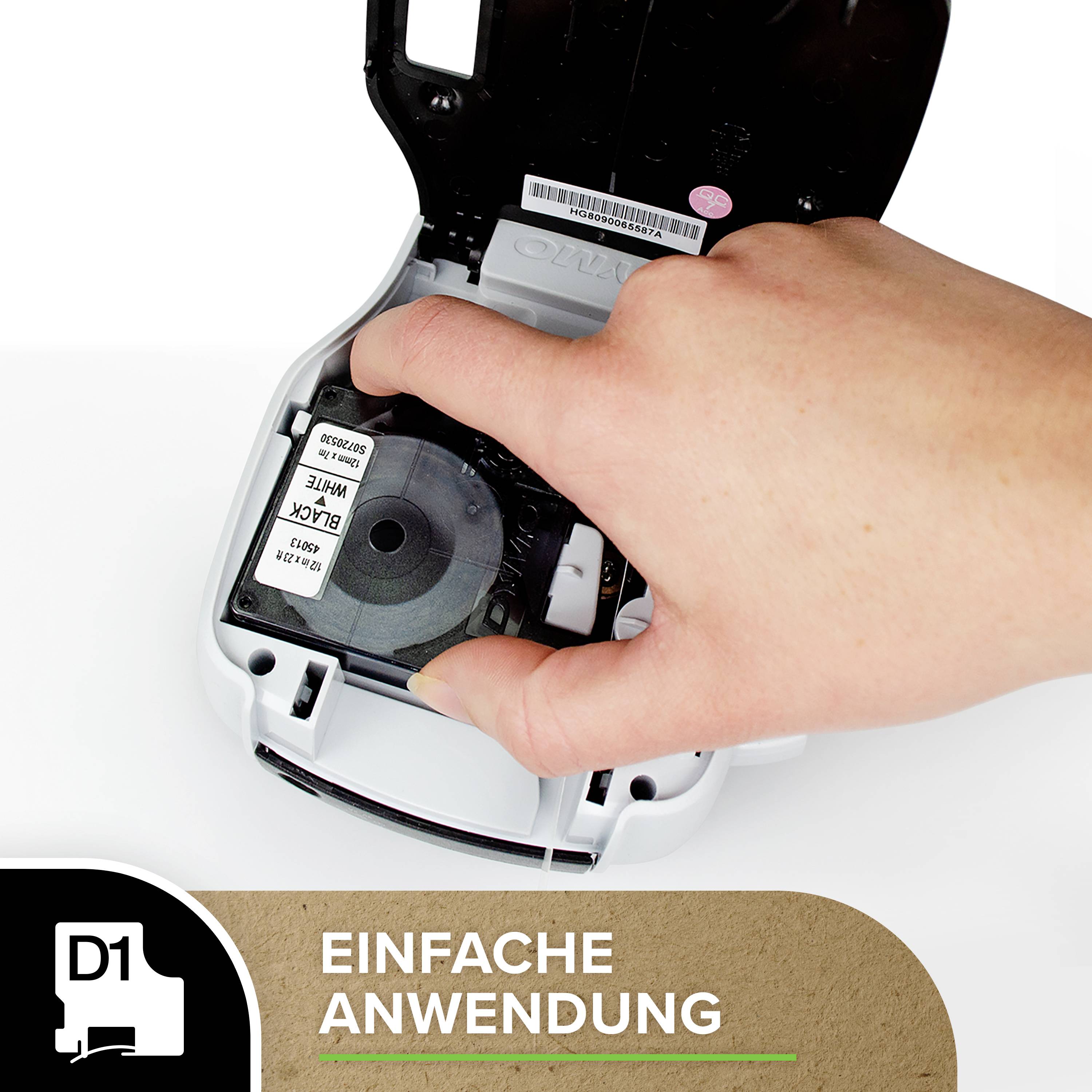 Hand platziert ein schwarzes Klebeband in einem Etikettendrucker. Text darunter: 'EINFACHE ANWENDUNG'.