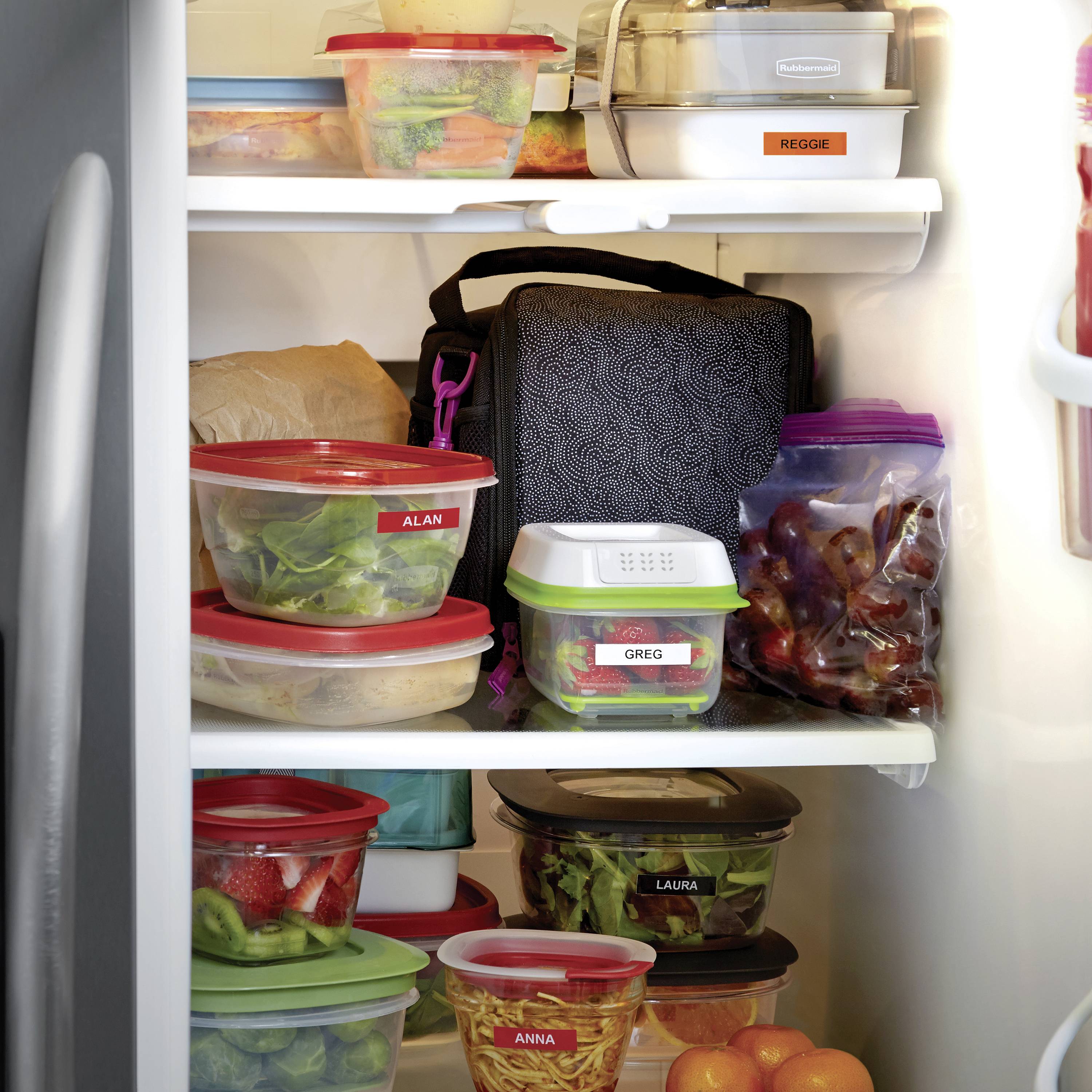 Ein geöffneter Kühlschrank zeigt mehrere beschriftete Behälter mit Lebensmitteln und eine isolierte Tasche, die den Kühlschrank ordnen.
