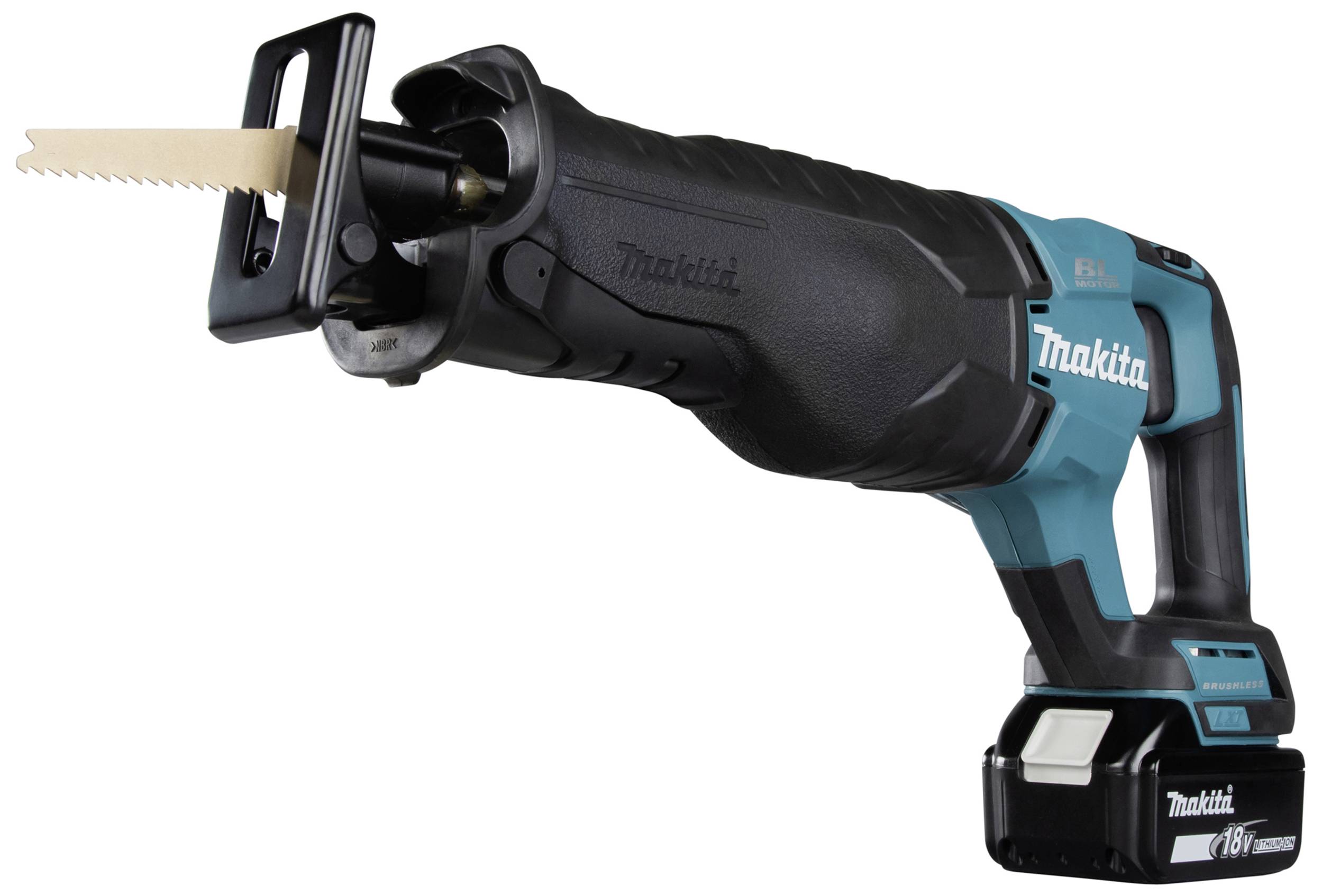 Akkubetriebene Säbelsäge von Makita, schwarz-blau, mit einem eingesetzten Sägeblatt, geeignet für vielseitige Schneidaufgaben.