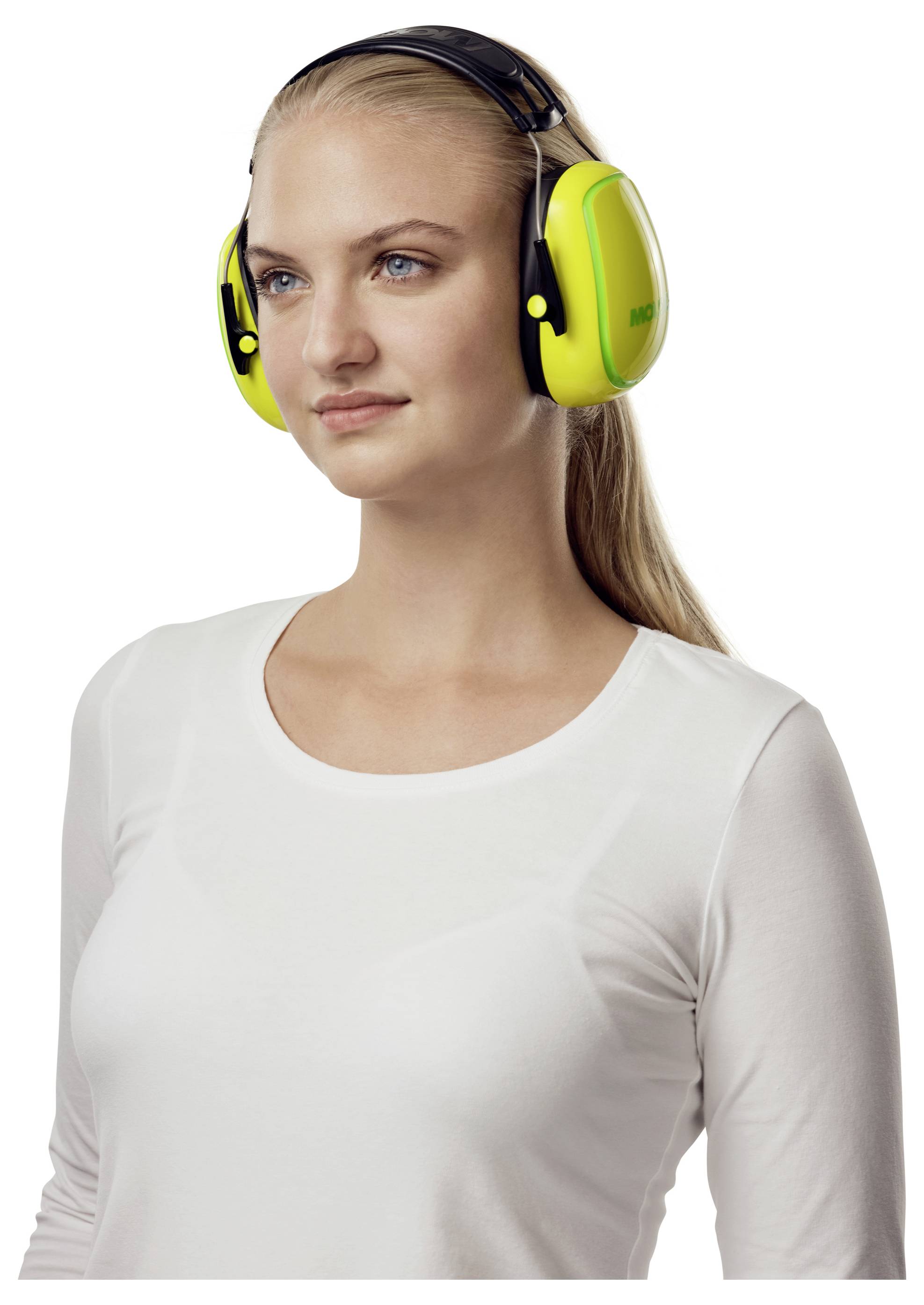 Eine Person mit gelben Geräuschunterdrückungsohrenschützern und einem weißen Hemd, leicht nach links gewandt, mit neutralem Gesichtsausdruck vor weißem Hintergrund.