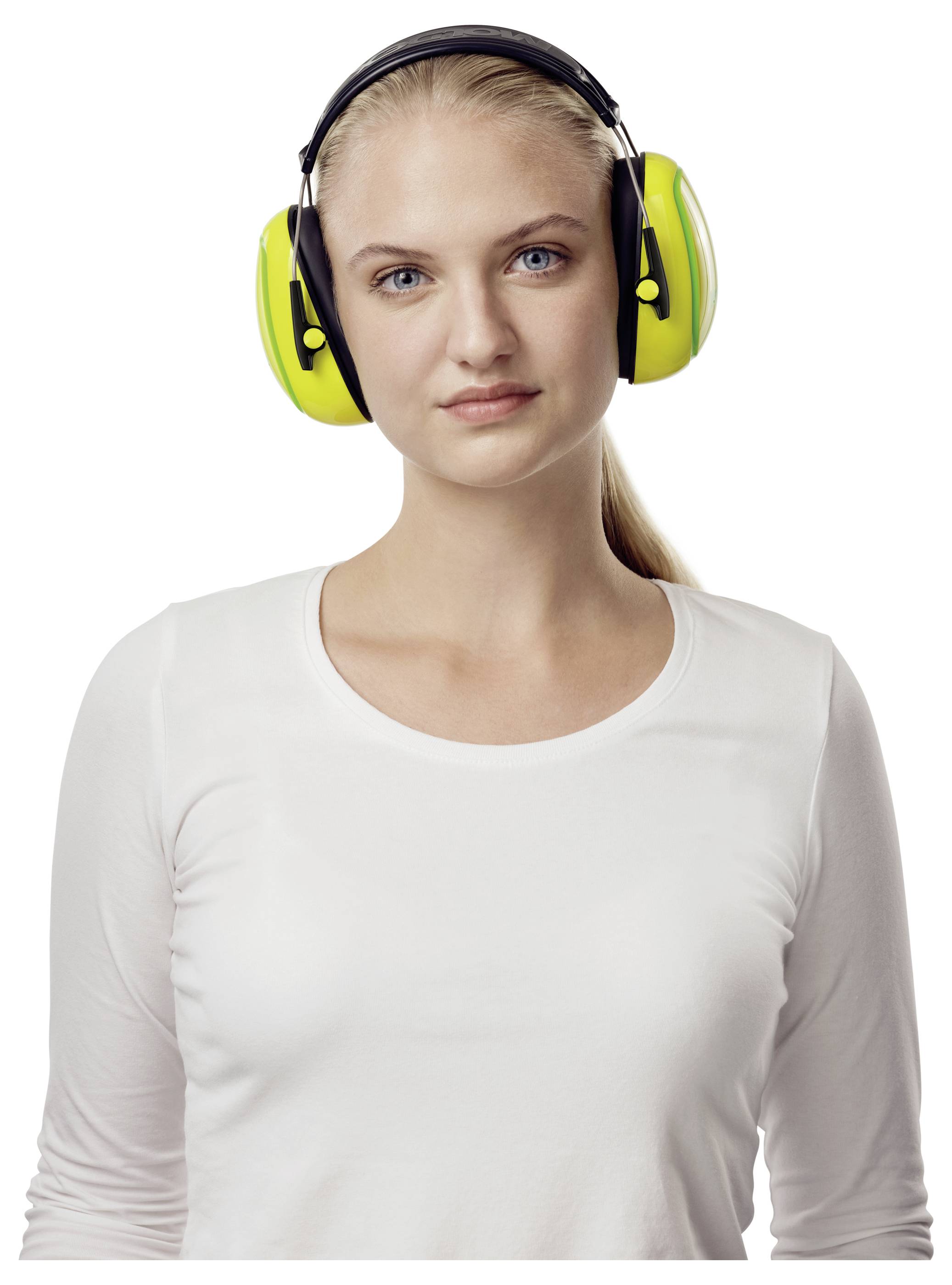 Eine Person mit Lärmschutz-Kopfhörern und einem weißen Hemd steht vor einem einfachen Hintergrund und schaut direkt in die Kamera.